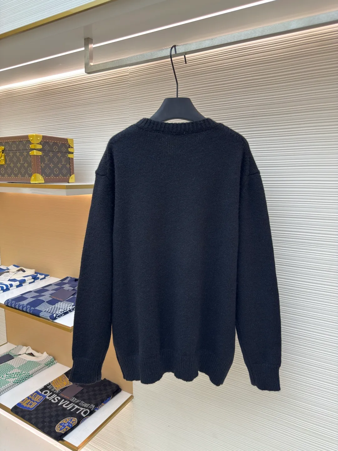 BURBERRY war horse jacquard sweater ●Authentic product: Purchased and developed for 11200 ●Item number: 1680450-A90 ●Fabric: wool fabric ●Technology: jacquard production ●Type: loose version ●Weight: about 650 grams ●Size: S-M-L-XL ●Description: Made of 80 wool, 20 cashmere. The fabrics are made of sheep's wool and wool with very high content, and the garments should be washed to remove impurities and sheep odor from the fabrics. The upper body effect is very supple and comfortable. The jacquard adopts the positive 7-knitting method, and the pattern lines are open-stitched. Each line shows the high-strength weaving method of imported machines. Knitted sweater in a soft wool and cashmere blend, crafted in an Italian workshop. The overall wiring is straight and delicate, the fabric is comfortable and soft, and the color is consistent without color difference. It can be matched with the same style to create a fashionable look and control various occasions. Customized accessories, complete with three standards, same style for men and women!