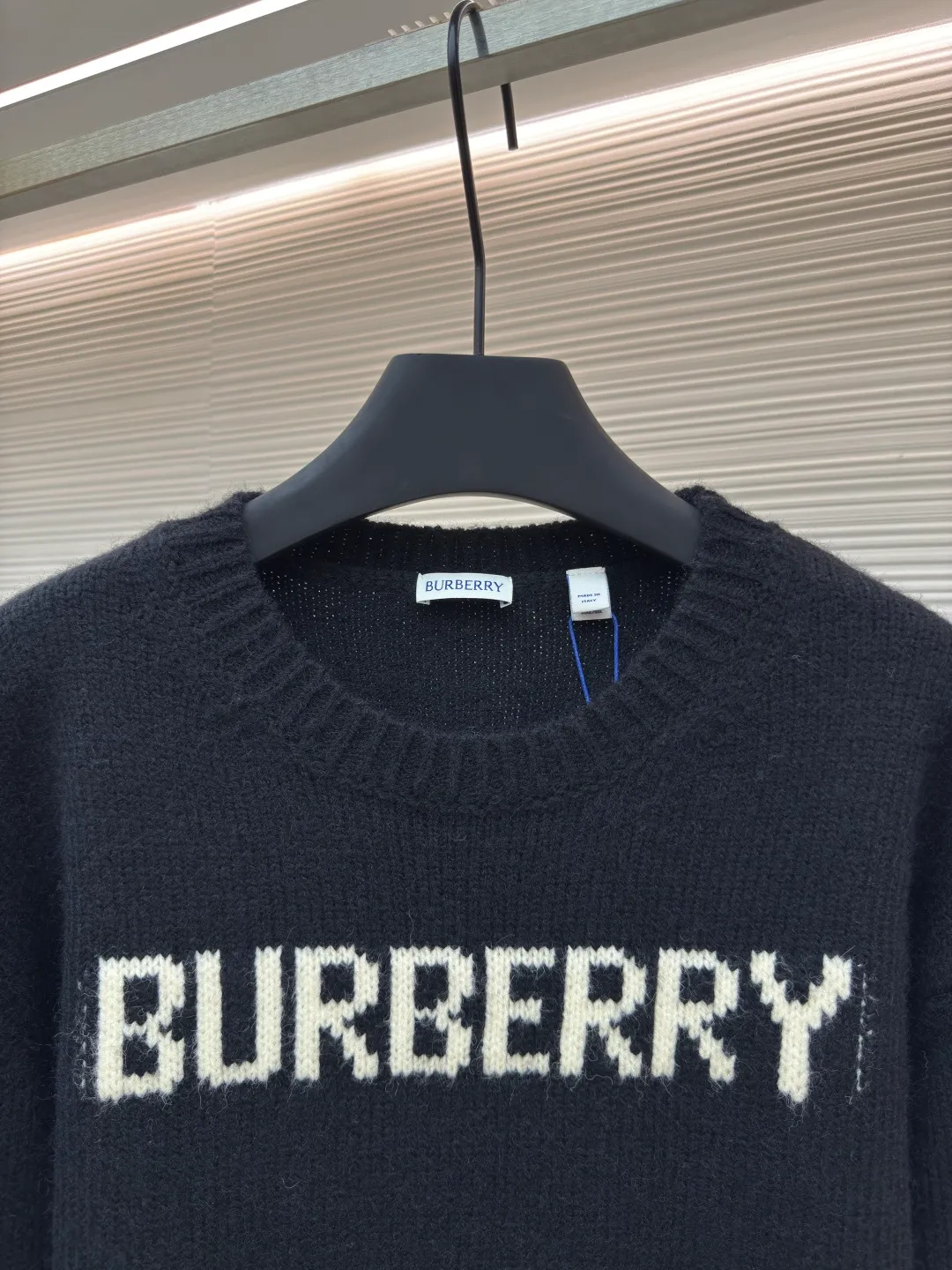 BURBERRY war horse jacquard sweater ●Authentic product: Purchased and developed for 11200 ●Item number: 1680450-A90 ●Fabric: wool fabric ●Technology: jacquard production ●Type: loose version ●Weight: about 650 grams ●Size: S-M-L-XL ●Description: Made of 80 wool, 20 cashmere. The fabrics are made of sheep's wool and wool with very high content, and the garments should be washed to remove impurities and sheep odor from the fabrics. The upper body effect is very supple and comfortable. The jacquard adopts the positive 7-knitting method, and the pattern lines are open-stitched. Each line shows the high-strength weaving method of imported machines. Knitted sweater in a soft wool and cashmere blend, crafted in an Italian workshop. The overall wiring is straight and delicate, the fabric is comfortable and soft, and the color is consistent without color difference. It can be matched with the same style to create a fashionable look and control various occasions. Customized accessories, complete with three standards, same style for men and women!