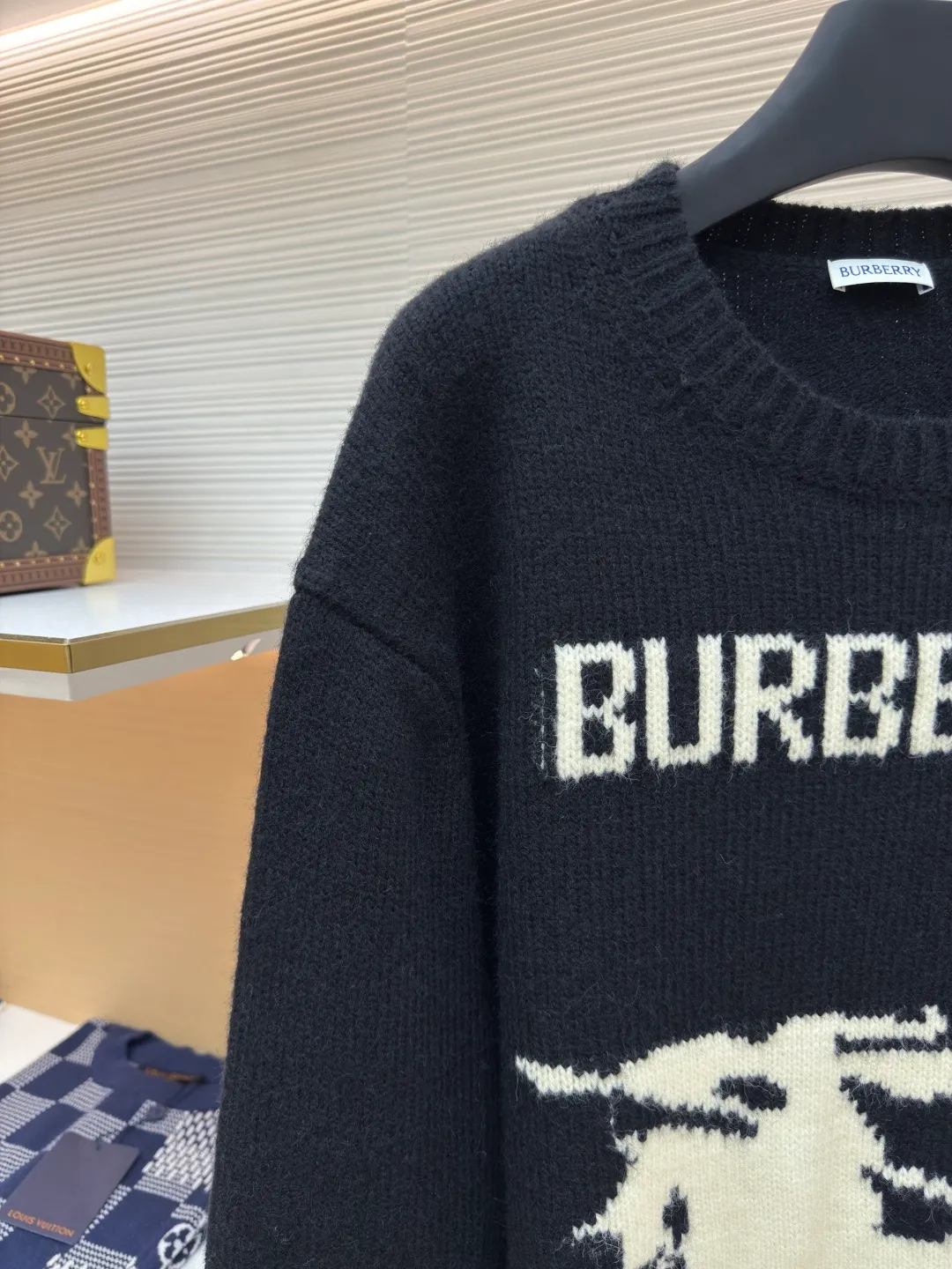 BURBERRY war horse jacquard sweater ●Authentic product: Purchased and developed for 11200 ●Item number: 1680450-A90 ●Fabric: wool fabric ●Technology: jacquard production ●Type: loose version ●Weight: about 650 grams ●Size: S-M-L-XL ●Description: Made of 80 wool, 20 cashmere. The fabrics are made of sheep's wool and wool with very high content, and the garments should be washed to remove impurities and sheep odor from the fabrics. The upper body effect is very supple and comfortable. The jacquard adopts the positive 7-knitting method, and the pattern lines are open-stitched. Each line shows the high-strength weaving method of imported machines. Knitted sweater in a soft wool and cashmere blend, crafted in an Italian workshop. The overall wiring is straight and delicate, the fabric is comfortable and soft, and the color is consistent without color difference. It can be matched with the same style to create a fashionable look and control various occasions. Customized accessories, complete with three standards, same style for men and women!