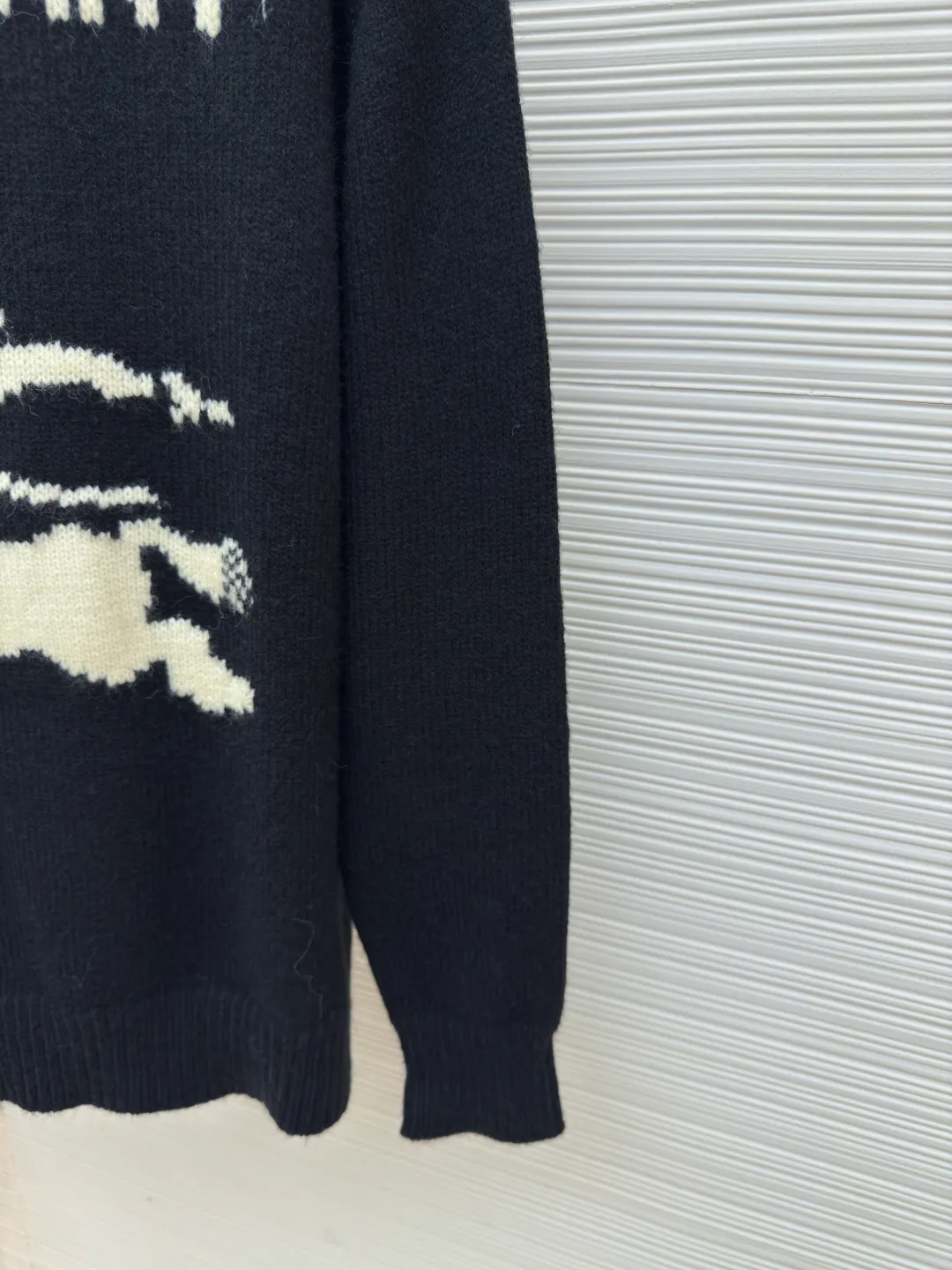 BURBERRY war horse jacquard sweater ●Authentic product: Purchased and developed for 11200 ●Item number: 1680450-A90 ●Fabric: wool fabric ●Technology: jacquard production ●Type: loose version ●Weight: about 650 grams ●Size: S-M-L-XL ●Description: Made of 80 wool, 20 cashmere. The fabrics are made of sheep's wool and wool with very high content, and the garments should be washed to remove impurities and sheep odor from the fabrics. The upper body effect is very supple and comfortable. The jacquard adopts the positive 7-knitting method, and the pattern lines are open-stitched. Each line shows the high-strength weaving method of imported machines. Knitted sweater in a soft wool and cashmere blend, crafted in an Italian workshop. The overall wiring is straight and delicate, the fabric is comfortable and soft, and the color is consistent without color difference. It can be matched with the same style to create a fashionable look and control various occasions. Customized accessories, complete with three standards, same style for men and women!