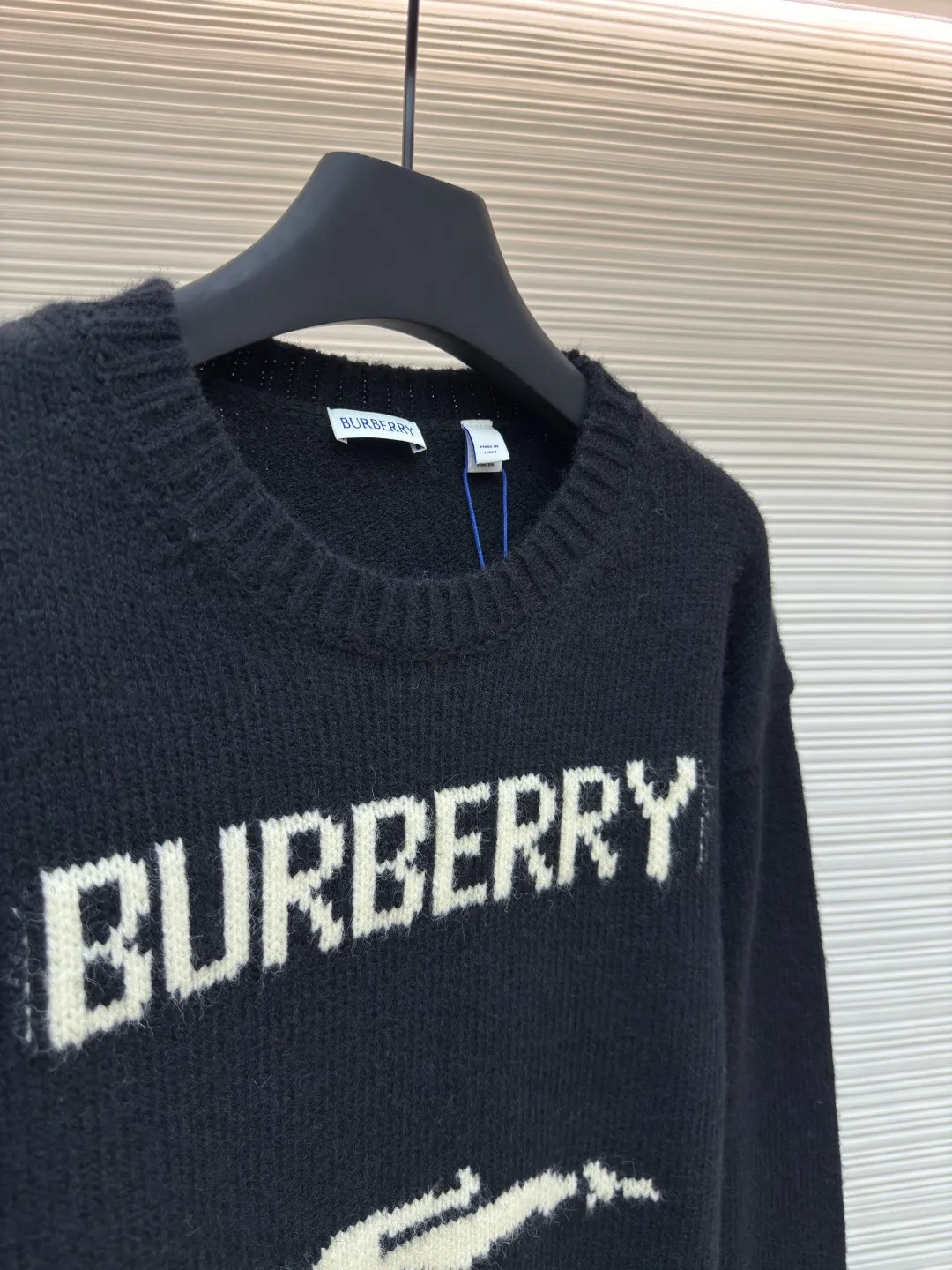 BURBERRY war horse jacquard sweater ●Authentic product: Purchased and developed for 11200 ●Item number: 1680450-A90 ●Fabric: wool fabric ●Technology: jacquard production ●Type: loose version ●Weight: about 650 grams ●Size: S-M-L-XL ●Description: Made of 80 wool, 20 cashmere. The fabrics are made of sheep's wool and wool with very high content, and the garments should be washed to remove impurities and sheep odor from the fabrics. The upper body effect is very supple and comfortable. The jacquard adopts the positive 7-knitting method, and the pattern lines are open-stitched. Each line shows the high-strength weaving method of imported machines. Knitted sweater in a soft wool and cashmere blend, crafted in an Italian workshop. The overall wiring is straight and delicate, the fabric is comfortable and soft, and the color is consistent without color difference. It can be matched with the same style to create a fashionable look and control various occasions. Customized accessories, complete with three standards, same style for men and women!