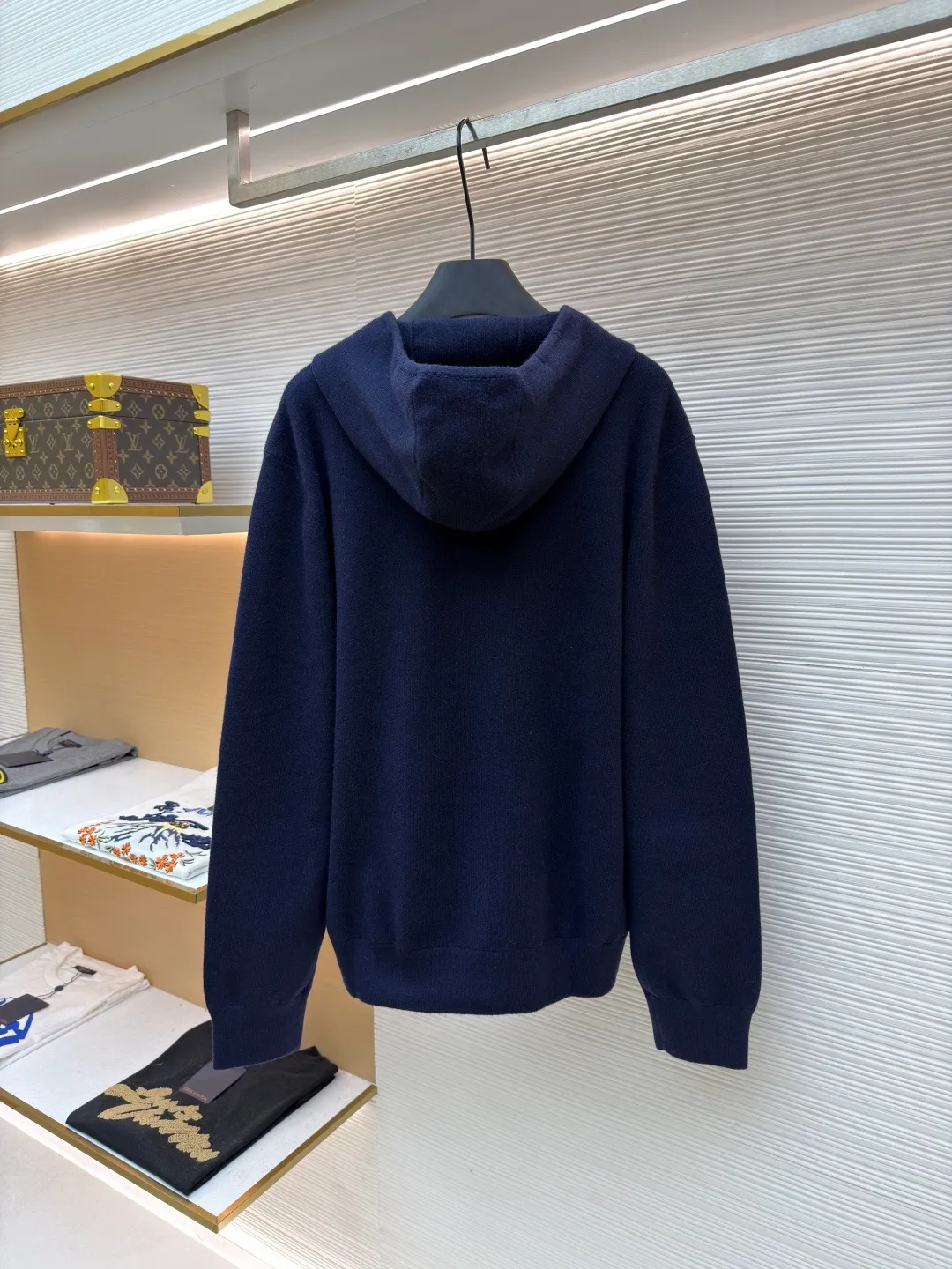 Burberry embroidered zipper cardigan ●Original version: Purchased and developed by 4766 ●Item number: 1681788-B70 ●Fabric: wool blended fabric ●Technology: knitted ●Color: navy ●Version: Fitted version ●Weight: about 875 grams ●Size: S-M-L-XL ●Description: Cashmere is the main material that dominates the feel, warmth and lightness of the fabric, while providing an unparalleled wearing experience. A small amount of polyamide and elastic fiber are added to enhance the overall durability and anti-pilling properties. An invisible support network is woven into the soft cashmere, and at the same time it has a certain amount of elasticity, which better fits the curves of the human body and can be retracted and retracted freely. Due to the characteristics of the sweater fabric, it is stretched just right when stretching the frame, and then a hot-melt liner is used under the wool fabric piece to provide it with a certain temporary stable support to prevent it from shrinking after removal, causing pattern distortion, wrinkles and stitch dents. The high-precision calculation program system of the computer embroidery machine controls the movement of the embroidery frame in the X/Y direction, while the needle shuttles up and down, embroidering according to the set path, automatically completing thread trimming, thread jumping and other actions to form a stitch track, automatically adjusting the upper and lower thread tension to ensure that the stitches are smooth and free of floating threads, forming a war horse pattern with an error of ±0.1mm. Add detergent and preliminarily rinse the bulk goods at a water temperature of about 35 degrees to remove impurities during the production process, and then use protease to gently digest the hairiness on the surface to reduce the tendency of pilling from the root, improve the hand feel, retain softness, and eliminate irritation. Finally, after dehydration and drying, the size and shape are stabilized. The overall wiring is straight and delicate, the fabric is comfortable and soft, and the color is consistent without color difference. It can be matched with the same style to create a fashionable look and control various occasions. Customized accessories, complete with three standards, same style for men and women!