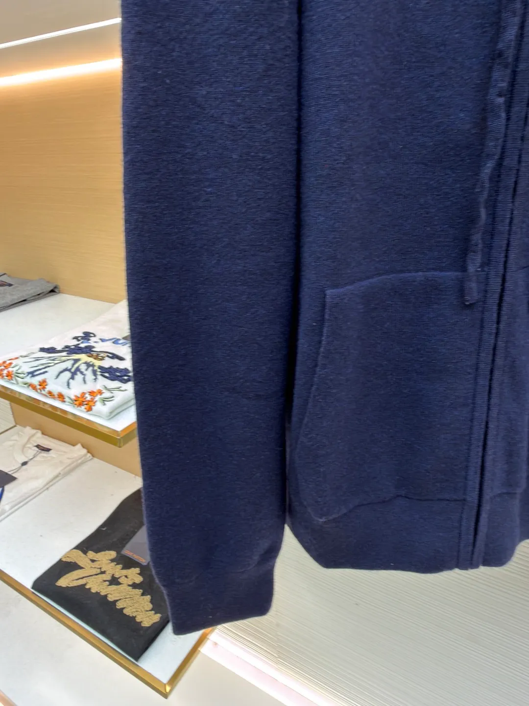 Burberry embroidered zipper cardigan ●Original version: Purchased and developed by 4766 ●Item number: 1681788-B70 ●Fabric: wool blended fabric ●Technology: knitted ●Color: navy ●Version: Fitted version ●Weight: about 875 grams ●Size: S-M-L-XL ●Description: Cashmere is the main material that dominates the feel, warmth and lightness of the fabric, while providing an unparalleled wearing experience. A small amount of polyamide and elastic fiber are added to enhance the overall durability and anti-pilling properties. An invisible support network is woven into the soft cashmere, and at the same time it has a certain amount of elasticity, which better fits the curves of the human body and can be retracted and retracted freely. Due to the characteristics of the sweater fabric, it is stretched just right when stretching the frame, and then a hot-melt liner is used under the wool fabric piece to provide it with a certain temporary stable support to prevent it from shrinking after removal, causing pattern distortion, wrinkles and stitch dents. The high-precision calculation program system of the computer embroidery machine controls the movement of the embroidery frame in the X/Y direction, while the needle shuttles up and down, embroidering according to the set path, automatically completing thread trimming, thread jumping and other actions to form a stitch track, automatically adjusting the upper and lower thread tension to ensure that the stitches are smooth and free of floating threads, forming a war horse pattern with an error of ±0.1mm. Add detergent and preliminarily rinse the bulk goods at a water temperature of about 35 degrees to remove impurities during the production process, and then use protease to gently digest the hairiness on the surface to reduce the tendency of pilling from the root, improve the hand feel, retain softness, and eliminate irritation. Finally, after dehydration and drying, the size and shape are stabilized. The overall wiring is straight and delicate, the fabric is comfortable and soft, and the color is consistent without color difference. It can be matched with the same style to create a fashionable look and control various occasions. Customized accessories, complete with three standards, same style for men and women!