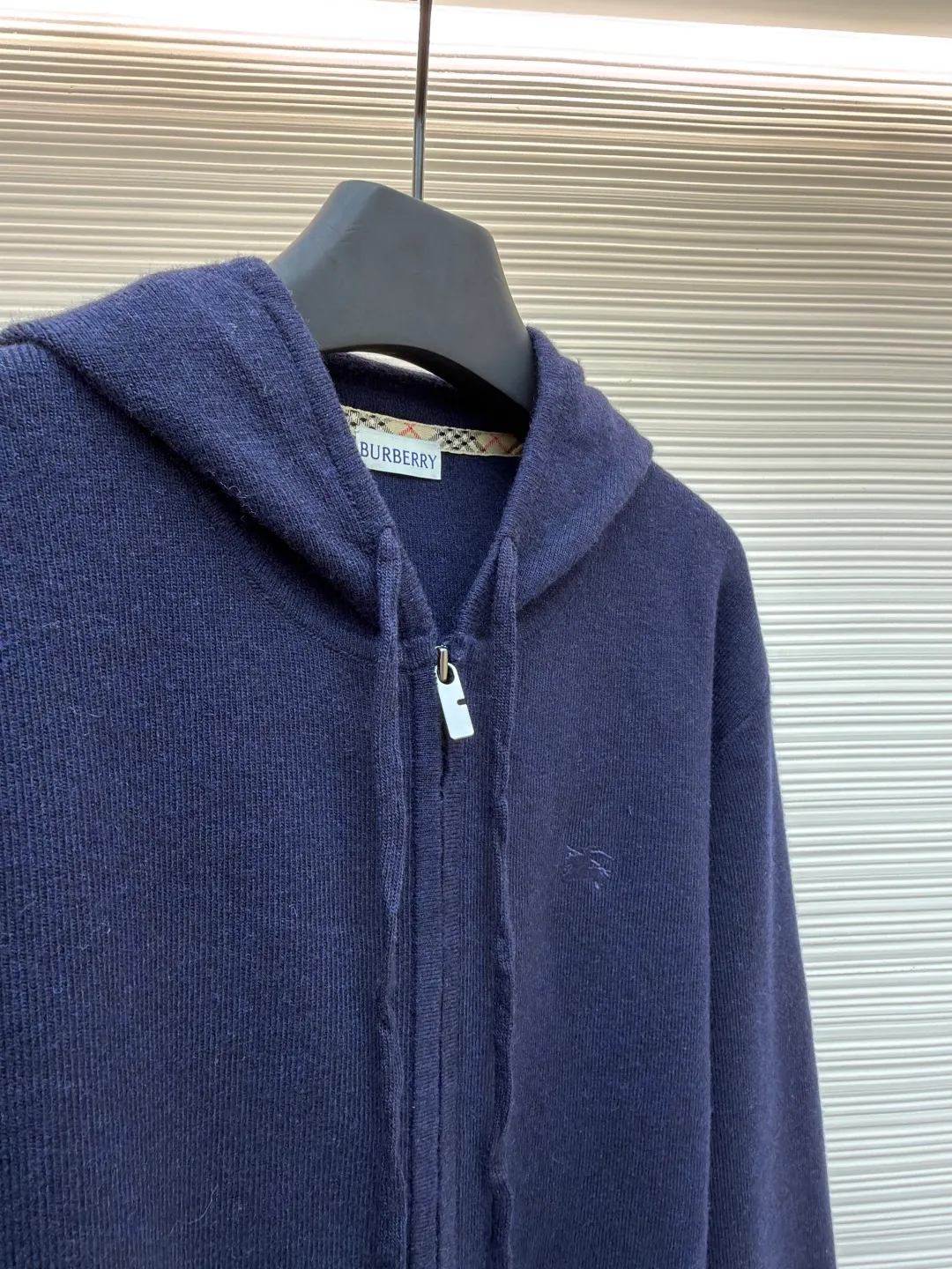 Burberry embroidered zipper cardigan ●Original version: Purchased and developed by 4766 ●Item number: 1681788-B70 ●Fabric: wool blended fabric ●Technology: knitted ●Color: navy ●Version: Fitted version ●Weight: about 875 grams ●Size: S-M-L-XL ●Description: Cashmere is the main material that dominates the feel, warmth and lightness of the fabric, while providing an unparalleled wearing experience. A small amount of polyamide and elastic fiber are added to enhance the overall durability and anti-pilling properties. An invisible support network is woven into the soft cashmere, and at the same time it has a certain amount of elasticity, which better fits the curves of the human body and can be retracted and retracted freely. Due to the characteristics of the sweater fabric, it is stretched just right when stretching the frame, and then a hot-melt liner is used under the wool fabric piece to provide it with a certain temporary stable support to prevent it from shrinking after removal, causing pattern distortion, wrinkles and stitch dents. The high-precision calculation program system of the computer embroidery machine controls the movement of the embroidery frame in the X/Y direction, while the needle shuttles up and down, embroidering according to the set path, automatically completing thread trimming, thread jumping and other actions to form a stitch track, automatically adjusting the upper and lower thread tension to ensure that the stitches are smooth and free of floating threads, forming a war horse pattern with an error of ±0.1mm. Add detergent and preliminarily rinse the bulk goods at a water temperature of about 35 degrees to remove impurities during the production process, and then use protease to gently digest the hairiness on the surface to reduce the tendency of pilling from the root, improve the hand feel, retain softness, and eliminate irritation. Finally, after dehydration and drying, the size and shape are stabilized. The overall wiring is straight and delicate, the fabric is comfortable and soft, and the color is consistent without color difference. It can be matched with the same style to create a fashionable look and control various occasions. Customized accessories, complete with three standards, same style for men and women!