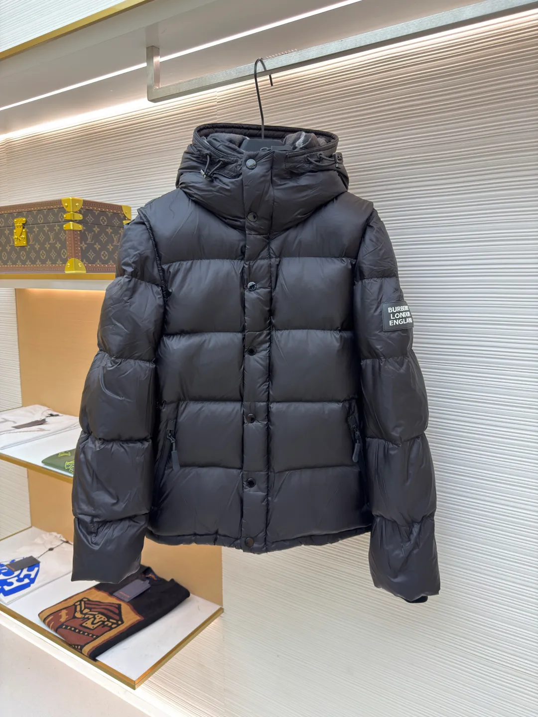 Burberry detachable sleeve hooded down jacket ●Original version: purchased and developed by 6579 ●Item number: 1681936-C95 ●Fabric: waterproof nylon fabric ●Technology: made on positioning cutting machine ●Version: fitted version ●Weight: about 1250 grams ●Size: XS-S-M-L-XL ●Description: Original custom-made waterproof nylon fabric, 90% white velvet filling inside, comfortable and warm while not weighing down the body. Designed with detachable sleeves, the sleeves can be changed instantly after being removed, making it easy to cope with various climates - use two types in one piece. Tonal stitching on the shoulders adds a touch of fashion. The overall wiring is straight and delicate, the fabric is comfortable and soft, and the color is consistent without color difference. It can be matched with the same style to create a fashionable look and control various occasions. Customized accessories, complete with three standards, same style for men and women!