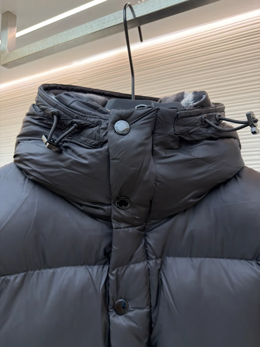Burberry detachable sleeve hooded down jacket ●Original version: purchased and developed by 6579 ●Item number: 1681936-C95 ●Fabric: waterproof nylon fabric ●Technology: made on positioning cutting machine ●Version: fitted version ●Weight: about 1250 grams ●Size: XS-S-M-L-XL ●Description: Original custom-made waterproof nylon fabric, 90% white velvet filling inside, comfortable and warm while not weighing down the body. Designed with detachable sleeves, the sleeves can be changed instantly after being removed, making it easy to cope with various climates - use two types in one piece. Tonal stitching on the shoulders adds a touch of fashion. The overall wiring is straight and delicate, the fabric is comfortable and soft, and the color is consistent without color difference. It can be matched with the same style to create a fashionable look and control various occasions. Customized accessories, complete with three standards, same style for men and women!