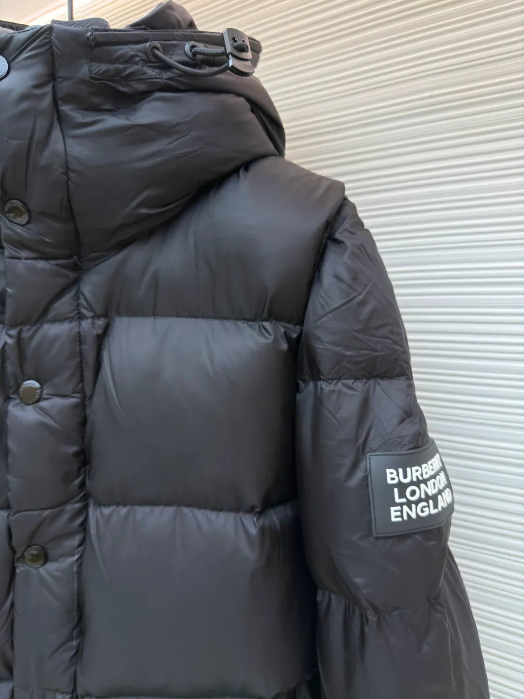 Burberry detachable sleeve hooded down jacket ●Original version: purchased and developed by 6579 ●Item number: 1681936-C95 ●Fabric: waterproof nylon fabric ●Technology: made on positioning cutting machine ●Version: fitted version ●Weight: about 1250 grams ●Size: XS-S-M-L-XL ●Description: Original custom-made waterproof nylon fabric, 90% white velvet filling inside, comfortable and warm while not weighing down the body. Designed with detachable sleeves, the sleeves can be changed instantly after being removed, making it easy to cope with various climates - use two types in one piece. Tonal stitching on the shoulders adds a touch of fashion. The overall wiring is straight and delicate, the fabric is comfortable and soft, and the color is consistent without color difference. It can be matched with the same style to create a fashionable look and control various occasions. Customized accessories, complete with three standards, same style for men and women!