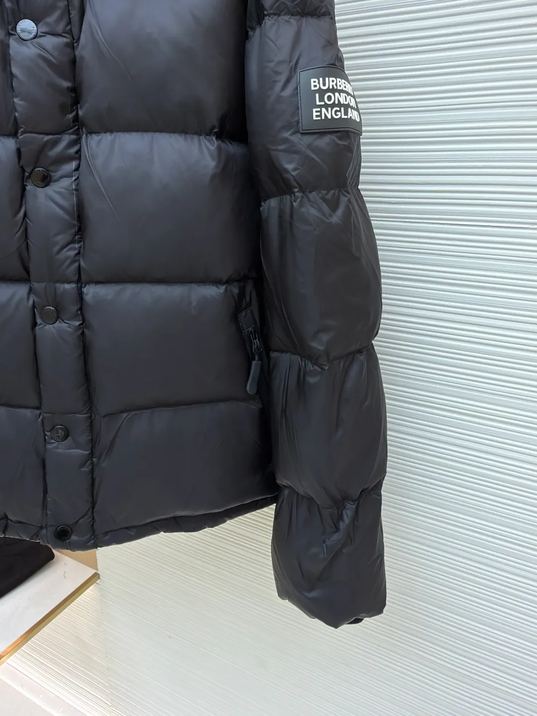 Burberry detachable sleeve hooded down jacket ●Original version: purchased and developed by 6579 ●Item number: 1681936-C95 ●Fabric: waterproof nylon fabric ●Technology: made on positioning cutting machine ●Version: fitted version ●Weight: about 1250 grams ●Size: XS-S-M-L-XL ●Description: Original custom-made waterproof nylon fabric, 90% white velvet filling inside, comfortable and warm while not weighing down the body. Designed with detachable sleeves, the sleeves can be changed instantly after being removed, making it easy to cope with various climates - use two types in one piece. Tonal stitching on the shoulders adds a touch of fashion. The overall wiring is straight and delicate, the fabric is comfortable and soft, and the color is consistent without color difference. It can be matched with the same style to create a fashionable look and control various occasions. Customized accessories, complete with three standards, same style for men and women!