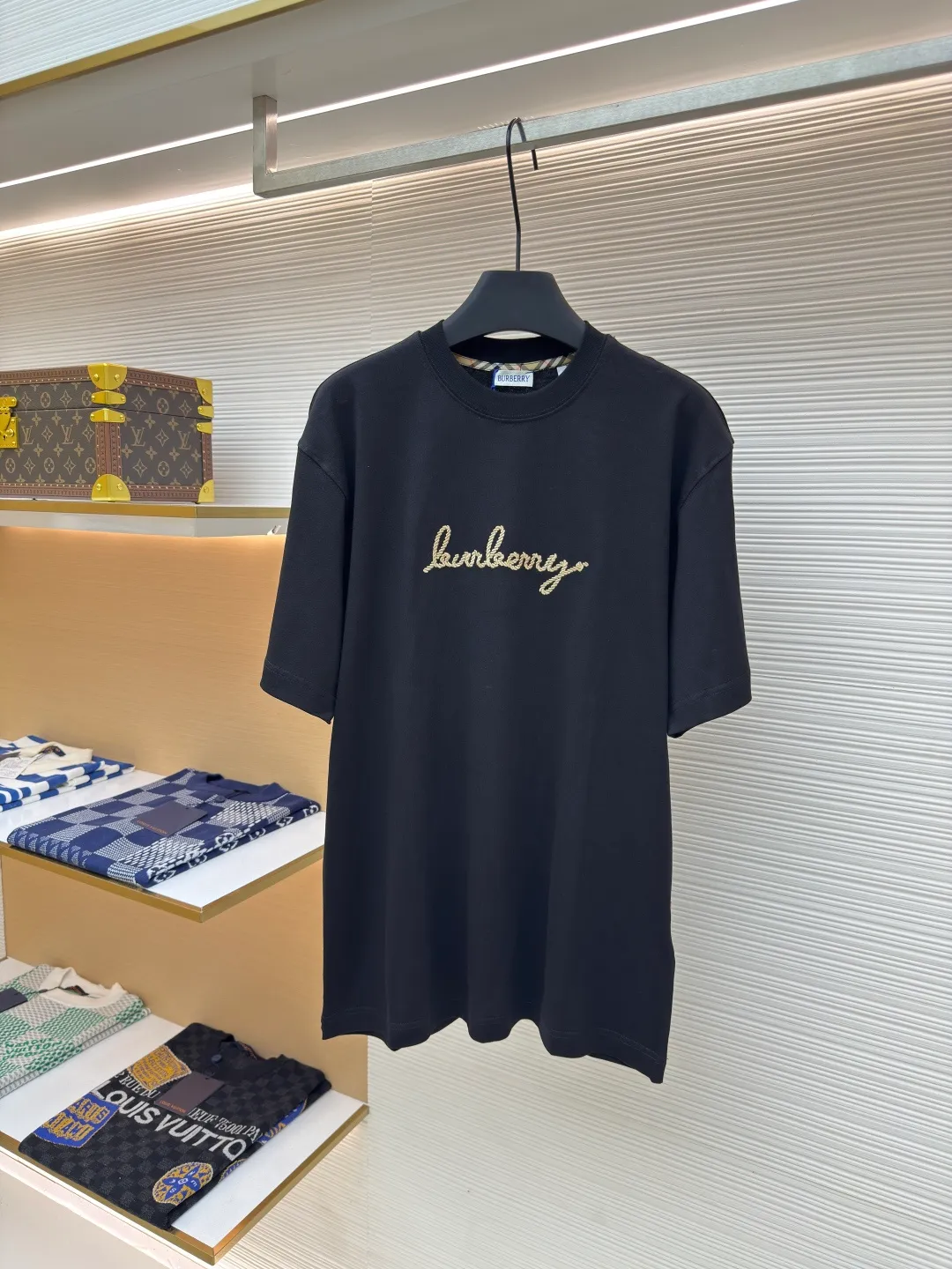 BURBERRY Chinese Valentine's Day horse rope embroidered short sleeves ●Authentic product: purchased and developed for 2499 ●Item number: 1680215-X95 ●Fabric: pure cotton fabric ●Technology: embroidery production ●Version: fitted version ●Weight: about 265 grams ●Size: XS-S-M-L ●Description: Made of 15S fine cotton plain weave, 230g; with 32S double yarn thread, 300g. Presented with exquisite lines and delicate embroidery technology, the main body adopts precision needle embroidery technology; the embroidery is very fine and dense, with clear patterns and a strong sense of lines and three-dimensionality. The linen material embroidery thread is combined with encrypted processing, and the embroidery body has a subtle matte visual texture; the embroidery effect is three-dimensional and full. The fabric restores the patch embroidery process, using patches instead of stitch embroidery threads, and cutting the fabric into a knight shape. It is used to express the different texture block effects of the pattern, and the finished product has a softer embroidery texture. The overall wiring is straight and delicate, the fabric is comfortable and soft, and the color is consistent without color difference. It can be matched with the same style to create a fashionable look and control various occasions. Customized accessories, complete with three standards, same style for men and women!