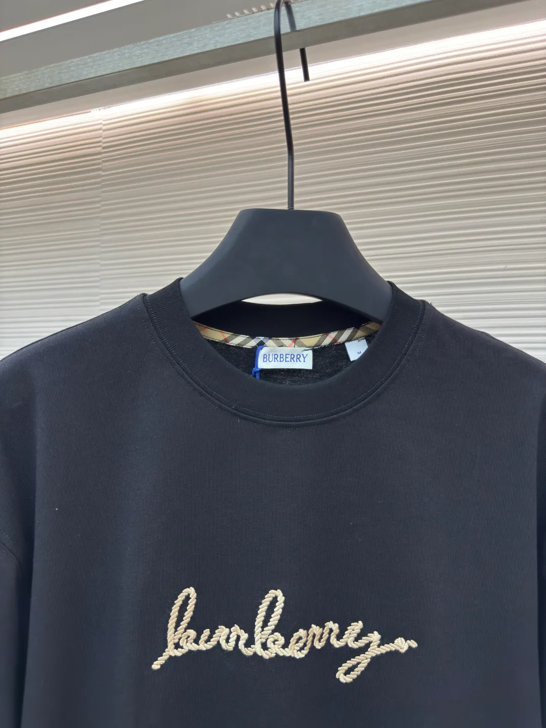 BURBERRY Chinese Valentine's Day horse rope embroidered short sleeves ●Authentic product: purchased and developed for 2499 ●Item number: 1680215-X95 ●Fabric: pure cotton fabric ●Technology: embroidery production ●Version: fitted version ●Weight: about 265 grams ●Size: XS-S-M-L ●Description: Made of 15S fine cotton plain weave, 230g; with 32S double yarn thread, 300g. Presented with exquisite lines and delicate embroidery technology, the main body adopts precision needle embroidery technology; the embroidery is very fine and dense, with clear patterns and a strong sense of lines and three-dimensionality. The linen material embroidery thread is combined with encrypted processing, and the embroidery body has a subtle matte visual texture; the embroidery effect is three-dimensional and full. The fabric restores the patch embroidery process, using patches instead of stitch embroidery threads, and cutting the fabric into a knight shape. It is used to express the different texture block effects of the pattern, and the finished product has a softer embroidery texture. The overall wiring is straight and delicate, the fabric is comfortable and soft, and the color is consistent without color difference. It can be matched with the same style to create a fashionable look and control various occasions. Customized accessories, complete with three standards, same style for men and women!