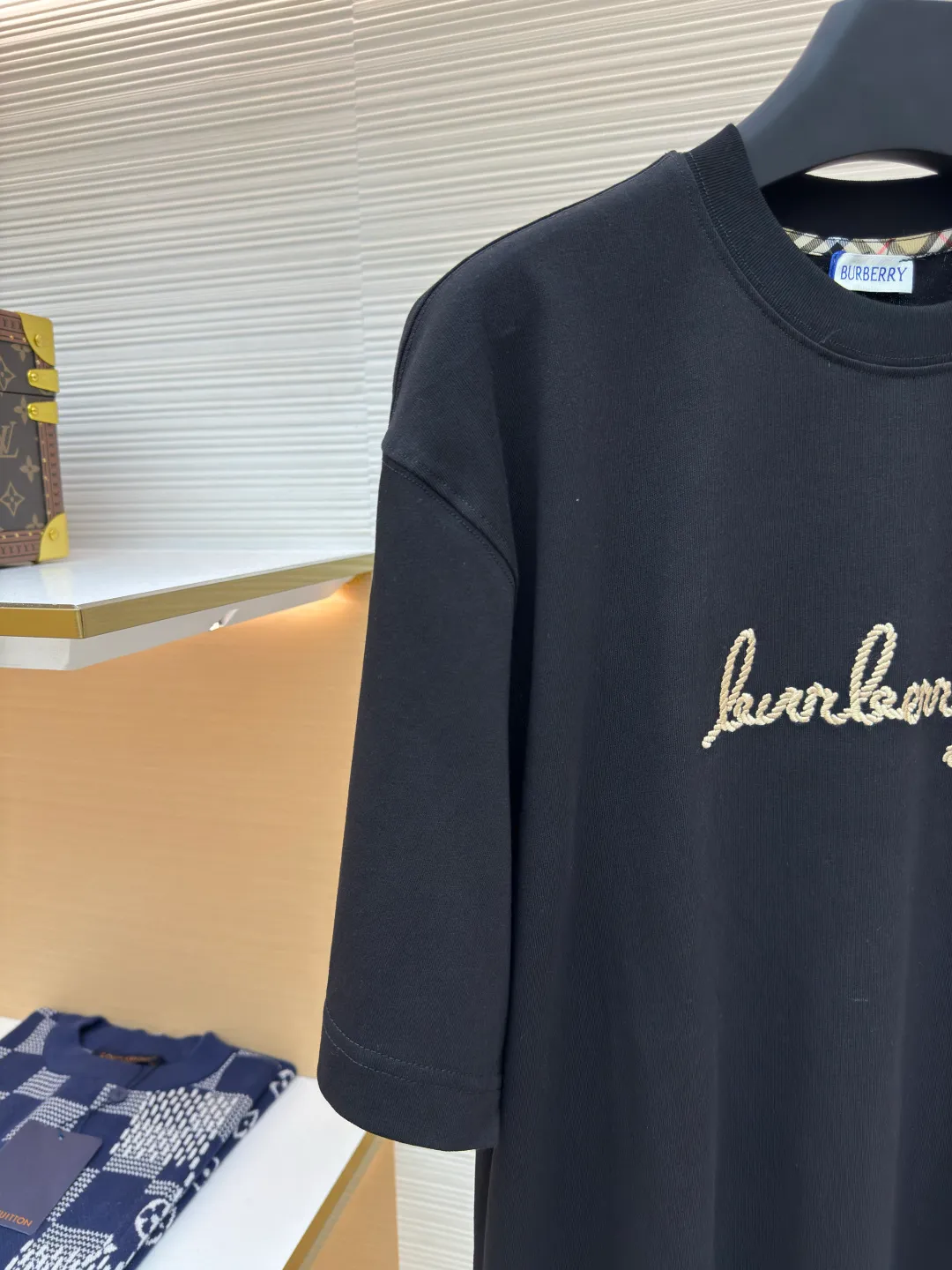 BURBERRY Chinese Valentine's Day horse rope embroidered short sleeves ●Authentic product: purchased and developed for 2499 ●Item number: 1680215-X95 ●Fabric: pure cotton fabric ●Technology: embroidery production ●Version: fitted version ●Weight: about 265 grams ●Size: XS-S-M-L ●Description: Made of 15S fine cotton plain weave, 230g; with 32S double yarn thread, 300g. Presented with exquisite lines and delicate embroidery technology, the main body adopts precision needle embroidery technology; the embroidery is very fine and dense, with clear patterns and a strong sense of lines and three-dimensionality. The linen material embroidery thread is combined with encrypted processing, and the embroidery body has a subtle matte visual texture; the embroidery effect is three-dimensional and full. The fabric restores the patch embroidery process, using patches instead of stitch embroidery threads, and cutting the fabric into a knight shape. It is used to express the different texture block effects of the pattern, and the finished product has a softer embroidery texture. The overall wiring is straight and delicate, the fabric is comfortable and soft, and the color is consistent without color difference. It can be matched with the same style to create a fashionable look and control various occasions. Customized accessories, complete with three standards, same style for men and women!