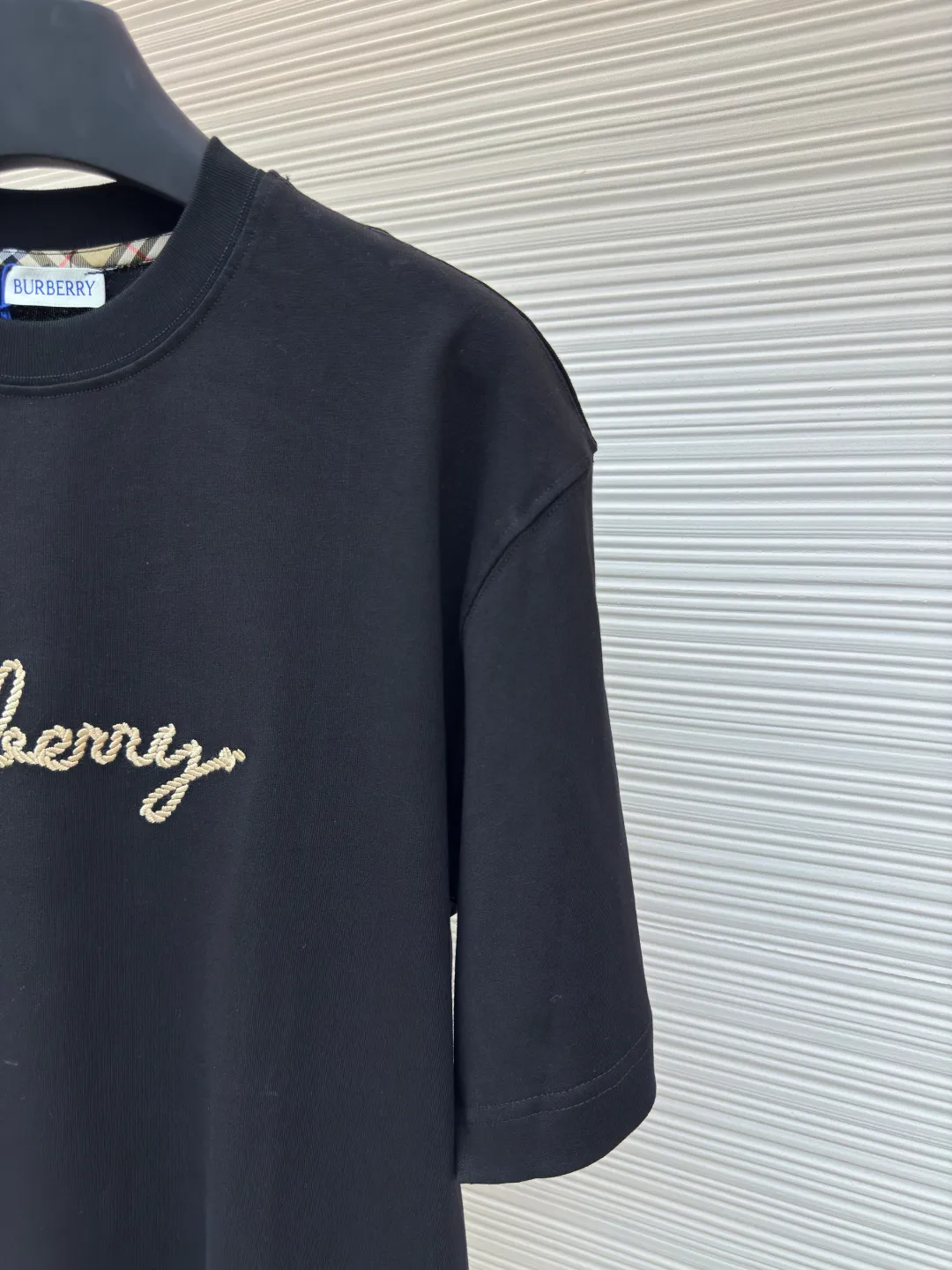 BURBERRY Chinese Valentine's Day horse rope embroidered short sleeves ●Authentic product: purchased and developed for 2499 ●Item number: 1680215-X95 ●Fabric: pure cotton fabric ●Technology: embroidery production ●Version: fitted version ●Weight: about 265 grams ●Size: XS-S-M-L ●Description: Made of 15S fine cotton plain weave, 230g; with 32S double yarn thread, 300g. Presented with exquisite lines and delicate embroidery technology, the main body adopts precision needle embroidery technology; the embroidery is very fine and dense, with clear patterns and a strong sense of lines and three-dimensionality. The linen material embroidery thread is combined with encrypted processing, and the embroidery body has a subtle matte visual texture; the embroidery effect is three-dimensional and full. The fabric restores the patch embroidery process, using patches instead of stitch embroidery threads, and cutting the fabric into a knight shape. It is used to express the different texture block effects of the pattern, and the finished product has a softer embroidery texture. The overall wiring is straight and delicate, the fabric is comfortable and soft, and the color is consistent without color difference. It can be matched with the same style to create a fashionable look and control various occasions. Customized accessories, complete with three standards, same style for men and women!