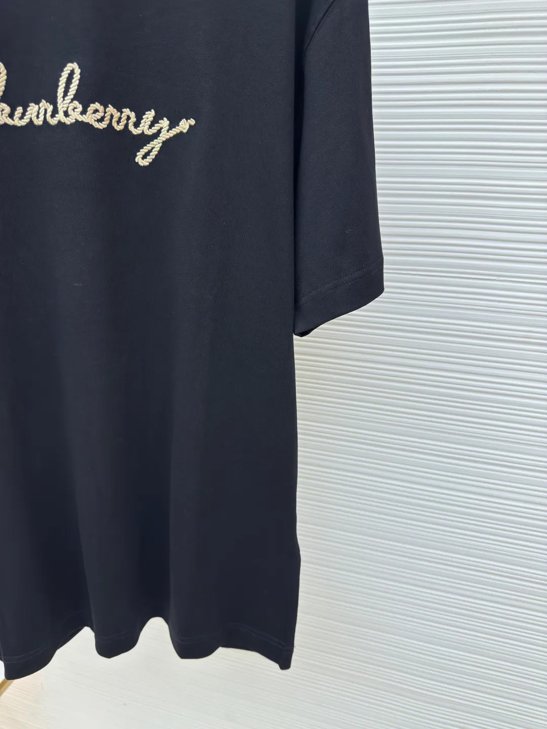 BURBERRY Chinese Valentine's Day horse rope embroidered short sleeves ●Authentic product: purchased and developed for 2499 ●Item number: 1680215-X95 ●Fabric: pure cotton fabric ●Technology: embroidery production ●Version: fitted version ●Weight: about 265 grams ●Size: XS-S-M-L ●Description: Made of 15S fine cotton plain weave, 230g; with 32S double yarn thread, 300g. Presented with exquisite lines and delicate embroidery technology, the main body adopts precision needle embroidery technology; the embroidery is very fine and dense, with clear patterns and a strong sense of lines and three-dimensionality. The linen material embroidery thread is combined with encrypted processing, and the embroidery body has a subtle matte visual texture; the embroidery effect is three-dimensional and full. The fabric restores the patch embroidery process, using patches instead of stitch embroidery threads, and cutting the fabric into a knight shape. It is used to express the different texture block effects of the pattern, and the finished product has a softer embroidery texture. The overall wiring is straight and delicate, the fabric is comfortable and soft, and the color is consistent without color difference. It can be matched with the same style to create a fashionable look and control various occasions. Customized accessories, complete with three standards, same style for men and women!
