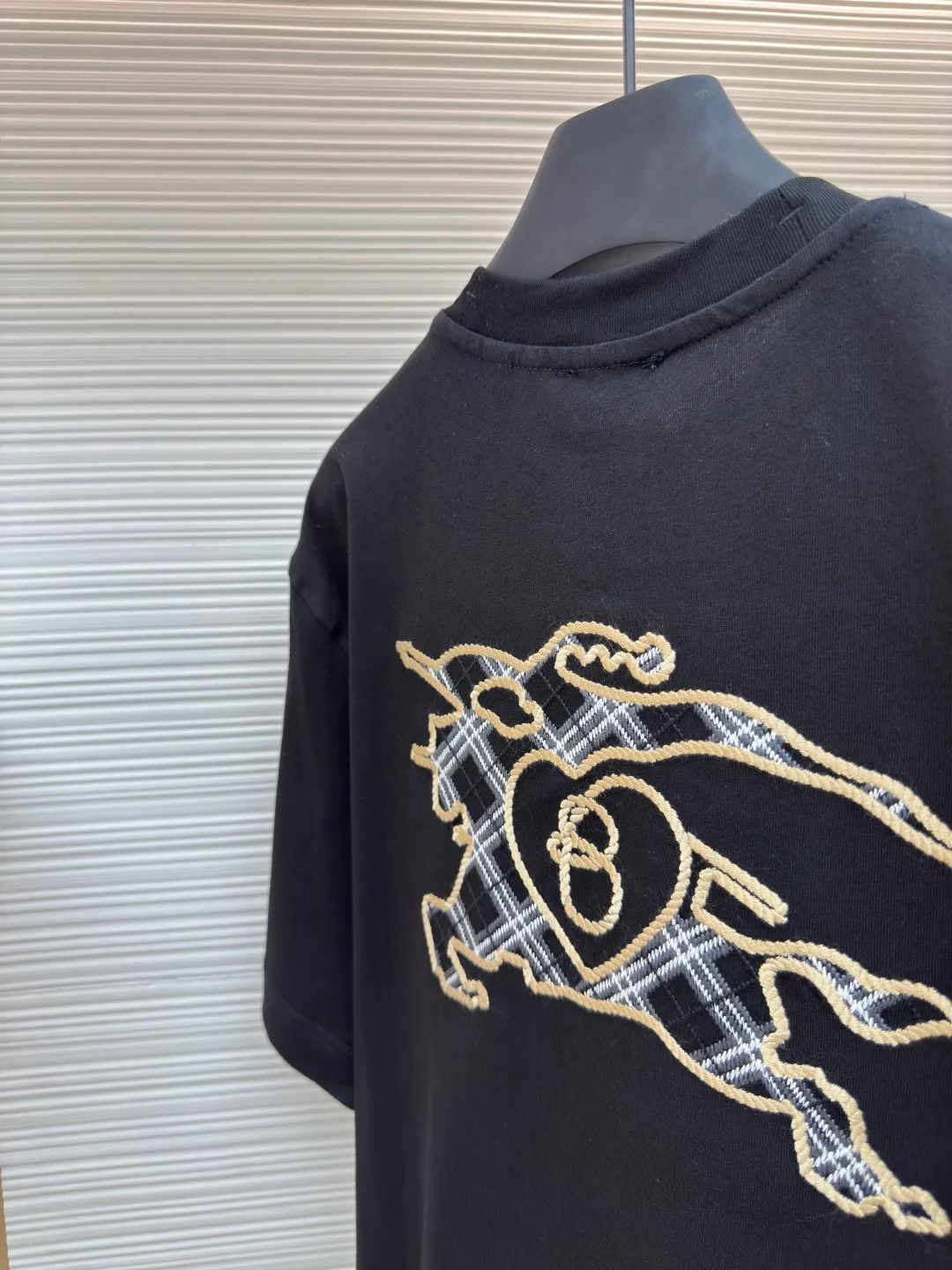 BURBERRY Chinese Valentine's Day horse rope embroidered short sleeves ●Authentic product: purchased and developed for 2499 ●Item number: 1680215-X95 ●Fabric: pure cotton fabric ●Technology: embroidery production ●Version: fitted version ●Weight: about 265 grams ●Size: XS-S-M-L ●Description: Made of 15S fine cotton plain weave, 230g; with 32S double yarn thread, 300g. Presented with exquisite lines and delicate embroidery technology, the main body adopts precision needle embroidery technology; the embroidery is very fine and dense, with clear patterns and a strong sense of lines and three-dimensionality. The linen material embroidery thread is combined with encrypted processing, and the embroidery body has a subtle matte visual texture; the embroidery effect is three-dimensional and full. The fabric restores the patch embroidery process, using patches instead of stitch embroidery threads, and cutting the fabric into a knight shape. It is used to express the different texture block effects of the pattern, and the finished product has a softer embroidery texture. The overall wiring is straight and delicate, the fabric is comfortable and soft, and the color is consistent without color difference. It can be matched with the same style to create a fashionable look and control various occasions. Customized accessories, complete with three standards, same style for men and women!
