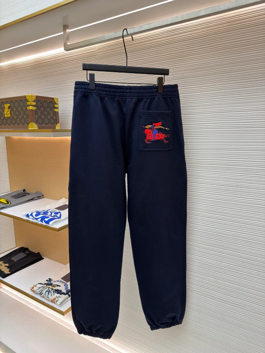 Burberry fleece horse embroidery trousers ●Item number: 1682177-A90 ●Material: turned velvet cotton fabric ●Technology: embroidery production ●Color: navy ●Version: fitted version ●Weight: about 915 grams ●Size: The 16-count double yarn forms a delicate and smooth surface that is within our reach, while the 10-count yarn bottom is heavily fleeced or brushed and becomes an extremely rich and dense layer of velvet next to the skin, providing top-level warmth and a cloud-wrapped feeling. Metallic yarn with rich collision touch: During the embroidery process, special embroidery thread with metallic luster is incorporated. Made from polyester film yarn or blended metallic yarn, this yarn injects sparkling highlights and a unique icy touch into traditional cotton embroidery thread, contrasting with the soft suede base to enhance the gorgeousness and sophistication of the logo. The overall wiring is straight and delicate, the fabric is comfortable and soft, and the color is consistent without color difference. It can be matched with the same style to create a fashionable look and control various occasions. Customized accessories, complete with three standards, same style for men and women!
