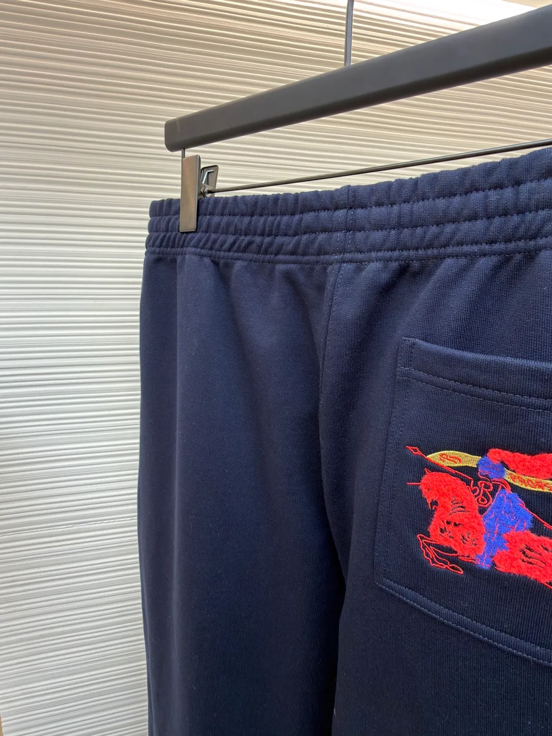 Burberry fleece horse embroidery trousers ●Item number: 1682177-A90 ●Material: turned velvet cotton fabric ●Technology: embroidery production ●Color: navy ●Version: fitted version ●Weight: about 915 grams ●Size: The 16-count double yarn forms a delicate and smooth surface that is within our reach, while the 10-count yarn bottom is heavily fleeced or brushed and becomes an extremely rich and dense layer of velvet next to the skin, providing top-level warmth and a cloud-wrapped feeling. Metallic yarn with rich collision touch: During the embroidery process, special embroidery thread with metallic luster is incorporated. Made from polyester film yarn or blended metallic yarn, this yarn injects sparkling highlights and a unique icy touch into traditional cotton embroidery thread, contrasting with the soft suede base to enhance the gorgeousness and sophistication of the logo. The overall wiring is straight and delicate, the fabric is comfortable and soft, and the color is consistent without color difference. It can be matched with the same style to create a fashionable look and control various occasions. Customized accessories, complete with three standards, same style for men and women!