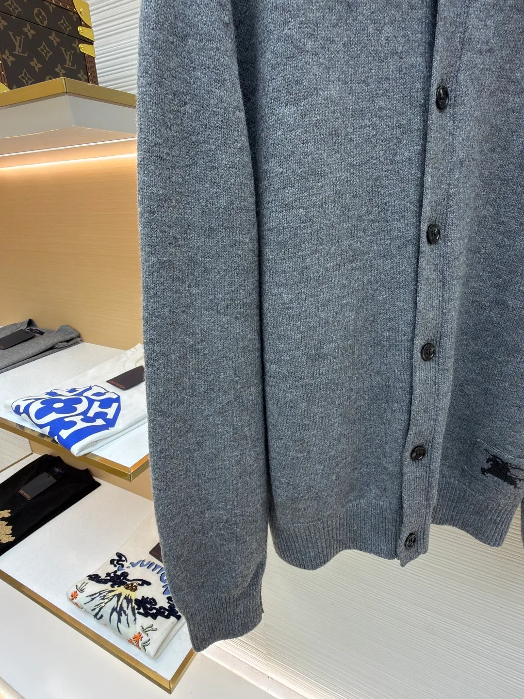 Burberry lapel rib knitted cashmere sweater ●Original version: purchased and developed by 11575 ●Item number: 1682227-B15 ●Fabric: wool blended fabric ●Technology: knitted ●Color: gray ●Version: fitted version ●Weight: about 580 grams ●Size: S-M-L-XL ●Description: This black knitted cardigan is knitted with high-count worsted wool yarn. The main body is built using four-flat stitch technology, which gives the fabric good elasticity and shapeability, while forming a fine and tight texture. The ribbed lapel weaving process is used at the neckline, and a combination of different needle types is used to create a crisp collar profile. The rib structure can be freely expanded and contracted according to the wearing status to fit the neck line. The placket adopts inlaid buttonhole technology and is matched with matte resin buttons of the same color. The buttons and the body are fixed by hand-stitching, which is strong and beautiful. The brand logo patch on the lower side of the body is processed by a hot-pressing bonding process and fits seamlessly with the knitted fabric. The overall cut is a slightly loose shoulder-drop version, combined with three-dimensional darting technology, which ensures wearing comfort while creating clean lines. Every knitting node is manually inspected to ensure the uniformity and integrity of the knitted texture. The overall wiring is straight and delicate, the fabric is comfortable and soft, and the color is consistent without color difference. It can be matched with the same style to create a fashionable look and control various occasions. Customized accessories, complete with three standards, same style for men and women!