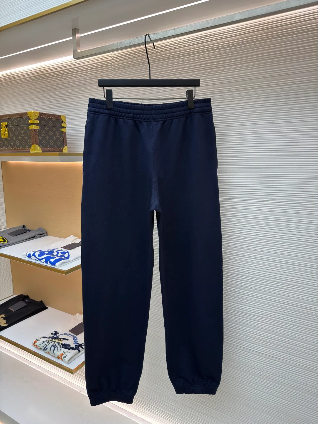 Burberry fleece horse embroidery trousers ●Item number: 1682177-A90 ●Material: turned velvet cotton fabric ●Technology: embroidery production ●Color: navy ●Version: fitted version ●Weight: about 915 grams ●Size: The 16-count double yarn forms a delicate and smooth surface that is within our reach, while the 10-count yarn bottom is heavily fleeced or brushed and becomes an extremely rich and dense layer of velvet next to the skin, providing top-level warmth and a cloud-wrapped feeling. Metallic yarn with rich collision touch: During the embroidery process, special embroidery thread with metallic luster is incorporated. Made from polyester film yarn or blended metallic yarn, this yarn injects sparkling highlights and a unique icy touch into traditional cotton embroidery thread, contrasting with the soft suede base to enhance the gorgeousness and sophistication of the logo. The overall wiring is straight and delicate, the fabric is comfortable and soft, and the color is consistent without color difference. It can be matched with the same style to create a fashionable look and control various occasions. Customized accessories, complete with three standards, same style for men and women!