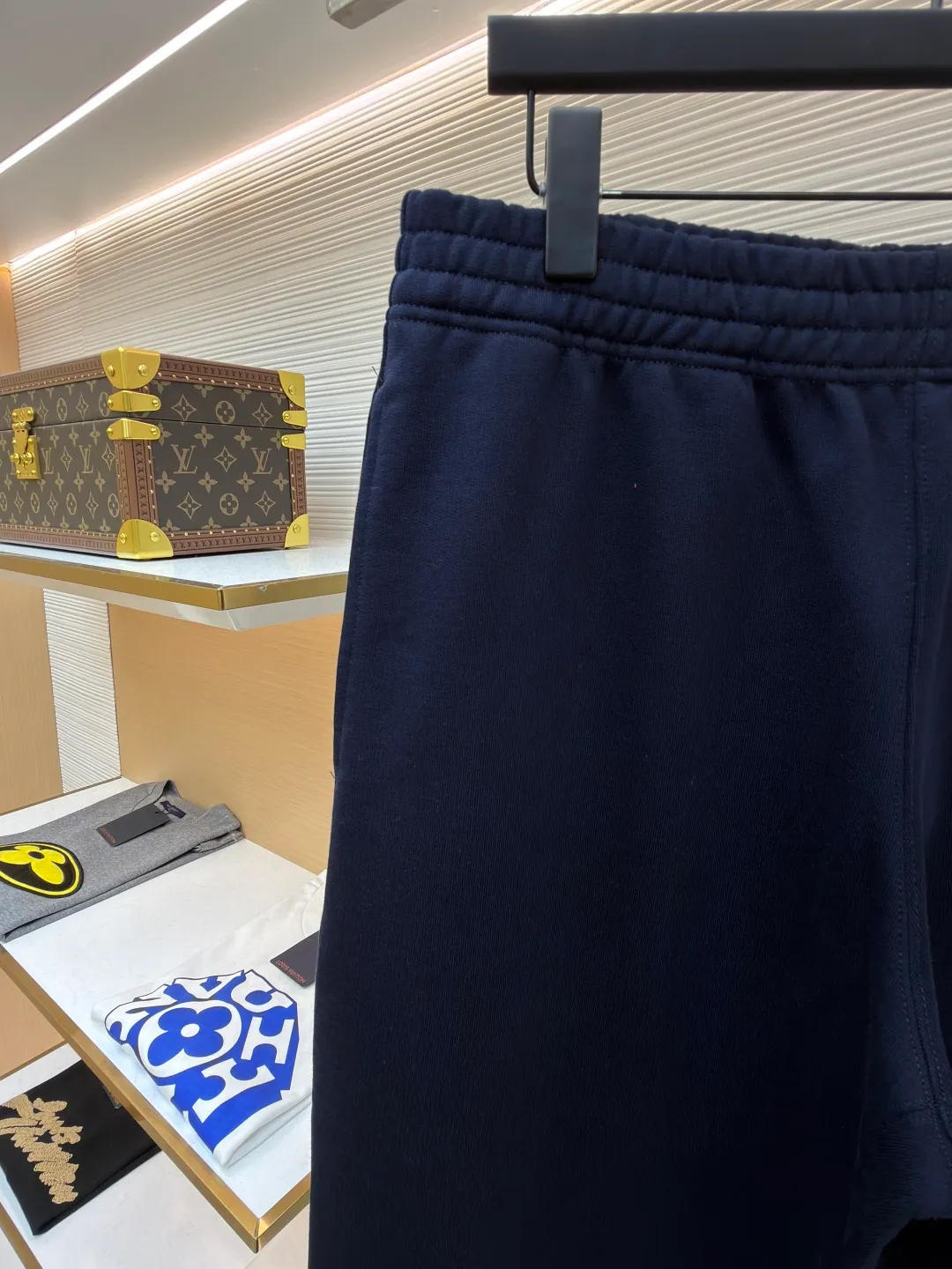 Burberry fleece horse embroidery trousers ●Item number: 1682177-A90 ●Material: turned velvet cotton fabric ●Technology: embroidery production ●Color: navy ●Version: fitted version ●Weight: about 915 grams ●Size: The 16-count double yarn forms a delicate and smooth surface that is within our reach, while the 10-count yarn bottom is heavily fleeced or brushed and becomes an extremely rich and dense layer of velvet next to the skin, providing top-level warmth and a cloud-wrapped feeling. Metallic yarn with rich collision touch: During the embroidery process, special embroidery thread with metallic luster is incorporated. Made from polyester film yarn or blended metallic yarn, this yarn injects sparkling highlights and a unique icy touch into traditional cotton embroidery thread, contrasting with the soft suede base to enhance the gorgeousness and sophistication of the logo. The overall wiring is straight and delicate, the fabric is comfortable and soft, and the color is consistent without color difference. It can be matched with the same style to create a fashionable look and control various occasions. Customized accessories, complete with three standards, same style for men and women!