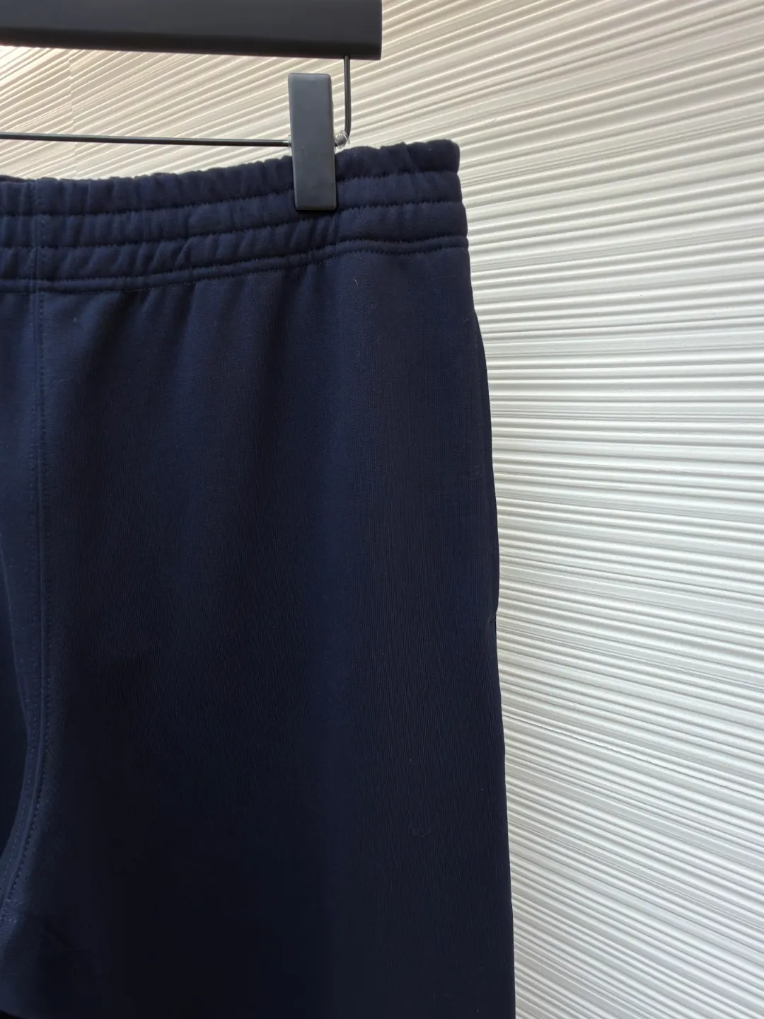 Burberry fleece horse embroidery trousers ●Item number: 1682177-A90 ●Material: turned velvet cotton fabric ●Technology: embroidery production ●Color: navy ●Version: fitted version ●Weight: about 915 grams ●Size: The 16-count double yarn forms a delicate and smooth surface that is within our reach, while the 10-count yarn bottom is heavily fleeced or brushed and becomes an extremely rich and dense layer of velvet next to the skin, providing top-level warmth and a cloud-wrapped feeling. Metallic yarn with rich collision touch: During the embroidery process, special embroidery thread with metallic luster is incorporated. Made from polyester film yarn or blended metallic yarn, this yarn injects sparkling highlights and a unique icy touch into traditional cotton embroidery thread, contrasting with the soft suede base to enhance the gorgeousness and sophistication of the logo. The overall wiring is straight and delicate, the fabric is comfortable and soft, and the color is consistent without color difference. It can be matched with the same style to create a fashionable look and control various occasions. Customized accessories, complete with three standards, same style for men and women!