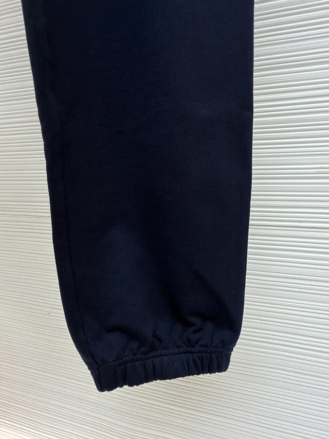 Burberry fleece horse embroidery trousers ●Item number: 1682177-A90 ●Material: turned velvet cotton fabric ●Technology: embroidery production ●Color: navy ●Version: fitted version ●Weight: about 915 grams ●Size: The 16-count double yarn forms a delicate and smooth surface that is within our reach, while the 10-count yarn bottom is heavily fleeced or brushed and becomes an extremely rich and dense layer of velvet next to the skin, providing top-level warmth and a cloud-wrapped feeling. Metallic yarn with rich collision touch: During the embroidery process, special embroidery thread with metallic luster is incorporated. Made from polyester film yarn or blended metallic yarn, this yarn injects sparkling highlights and a unique icy touch into traditional cotton embroidery thread, contrasting with the soft suede base to enhance the gorgeousness and sophistication of the logo. The overall wiring is straight and delicate, the fabric is comfortable and soft, and the color is consistent without color difference. It can be matched with the same style to create a fashionable look and control various occasions. Customized accessories, complete with three standards, same style for men and women!