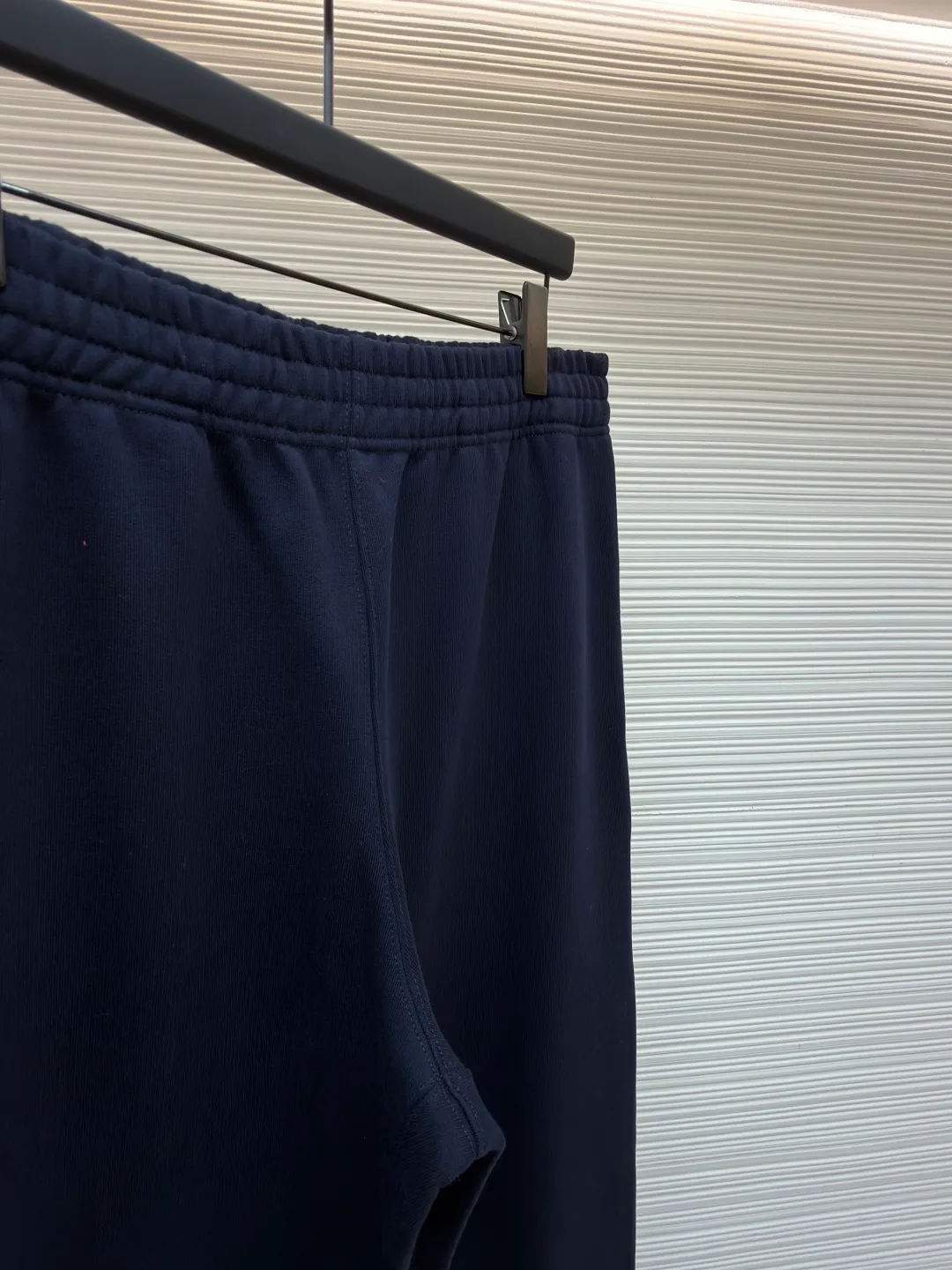 Burberry fleece horse embroidery trousers ●Item number: 1682177-A90 ●Material: turned velvet cotton fabric ●Technology: embroidery production ●Color: navy ●Version: fitted version ●Weight: about 915 grams ●Size: The 16-count double yarn forms a delicate and smooth surface that is within our reach, while the 10-count yarn bottom is heavily fleeced or brushed and becomes an extremely rich and dense layer of velvet next to the skin, providing top-level warmth and a cloud-wrapped feeling. Metallic yarn with rich collision touch: During the embroidery process, special embroidery thread with metallic luster is incorporated. Made from polyester film yarn or blended metallic yarn, this yarn injects sparkling highlights and a unique icy touch into traditional cotton embroidery thread, contrasting with the soft suede base to enhance the gorgeousness and sophistication of the logo. The overall wiring is straight and delicate, the fabric is comfortable and soft, and the color is consistent without color difference. It can be matched with the same style to create a fashionable look and control various occasions. Customized accessories, complete with three standards, same style for men and women!