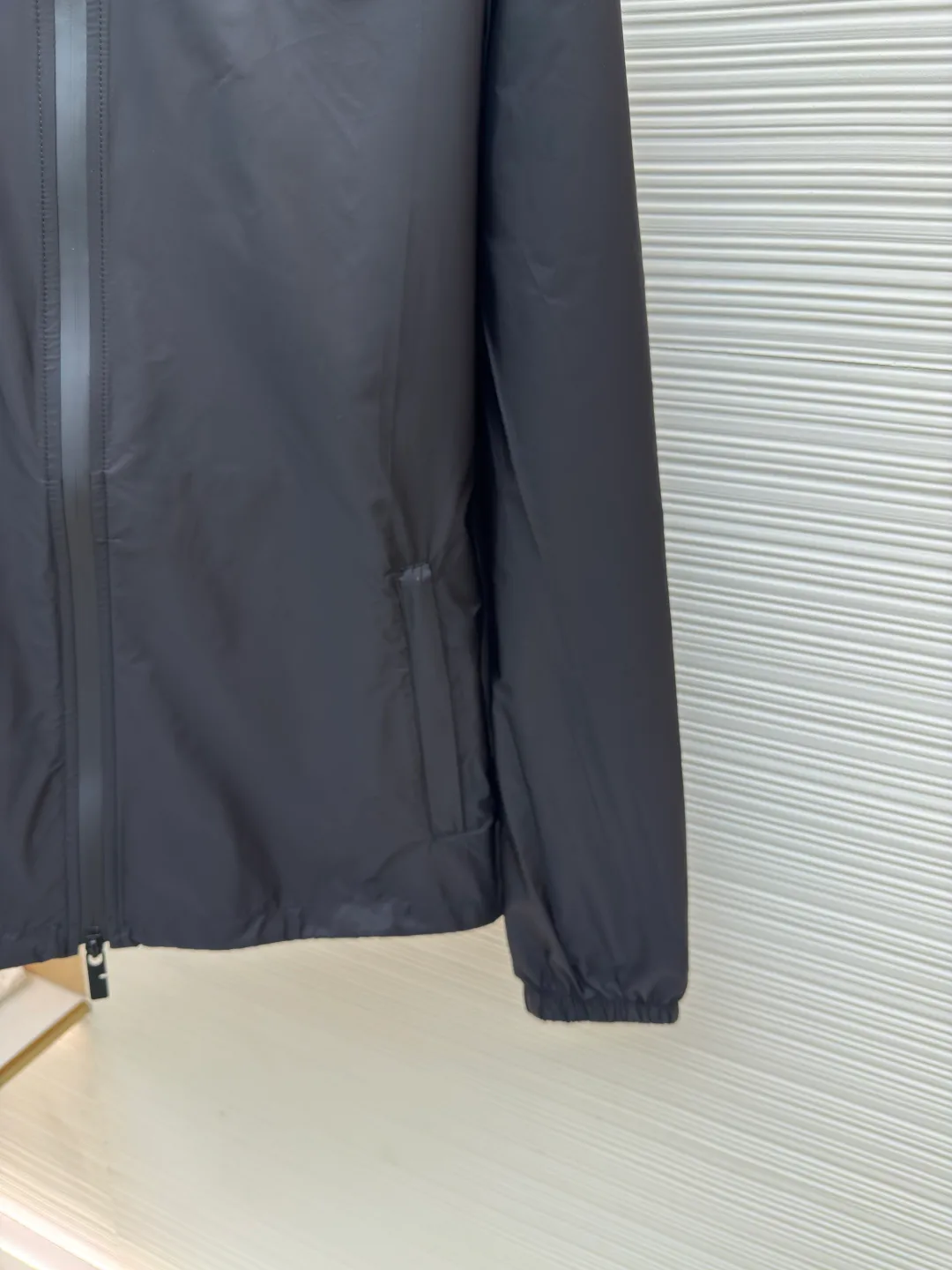 Burberry Knight Seal Jacket ●Authentic product: Purchased and developed by 4777 ●Item number: 1680540-B25 ●Fabric: nylon fabric ●Technology: Made on positioning cutting machine ●Version: Fitted version ●Weight: about 305 grams ●Size: S-M-L-XL ●Description: Nylon fabric made of 100% polyamide fiber. Its molecular chain structure gives it extremely strong resistance to friction and wear. At the same time, it has high fracture strength, nodule strength, and good toughness, making it able to withstand large tensile forces and impact forces and is not easily damaged. After special weaving technology and anti-static treatment, the breathability and anti-static performance are significantly improved, greatly improving the wearing experience. Strong three-dimensional effect: During the printing process of glue printing, the glue will form a thick colloid layer, giving the printed pattern a three-dimensional effect. It not only enhances the visual effect of printing, but also makes the hand feel richer. Good durability. After the glue printing is cured, the printed pattern is closely integrated with the fabric and is not easy to fall off. The overall wiring is straight and delicate, the fabric is comfortable and soft, and the color is consistent without color difference. It can be matched with the same style to create a fashionable look and control various occasions. Customized accessories, complete with three standards, same style for men and women!