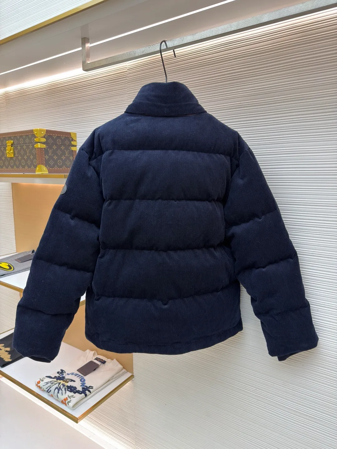 Burberry Corduroy Down Jacket ●Original version: Purchased and developed by 9591 ●Item No.: 1682088-D60 ●Fabric: White duck down fabric ●Technology: Mechanically filled with down ●Color: Navy blue ●Version: Fitted version ●Weight: about 1415g ●Size: S-M-L-XL ●Description: Filled with 90 white duck down fully and evenly, with a weight of 300g, ensuring good warmth. The seams are hemmed to prevent down from leaking out and increase the durability of the garment. The corduroy strips need to be aligned at the splicing point to maintain the coordination of the overall appearance. Corduroy is a pain point in production. The resulting fabric light difference, smoothing difference and loss are very large. There is no need to worry about color difference when the fabric is custom-woven and dyed. There is no doubt about the drape after the fabric density is in place. The overall wiring is straight and delicate, the fabric is comfortable and soft, and the color is consistent without color difference. It can be matched with the same style to create a fashionable look and control various occasions. Customized accessories, complete with three standards, same style for men and women!