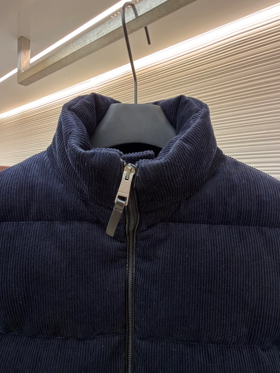 Burberry Corduroy Down Jacket ●Original version: Purchased and developed by 9591 ●Item No.: 1682088-D60 ●Fabric: White duck down fabric ●Technology: Mechanically filled with down ●Color: Navy blue ●Version: Fitted version ●Weight: about 1415g ●Size: S-M-L-XL ●Description: Filled with 90 white duck down fully and evenly, with a weight of 300g, ensuring good warmth. The seams are hemmed to prevent down from leaking out and increase the durability of the garment. The corduroy strips need to be aligned at the splicing point to maintain the coordination of the overall appearance. Corduroy is a pain point in production. The resulting fabric light difference, smoothing difference and loss are very large. There is no need to worry about color difference when the fabric is custom-woven and dyed. There is no doubt about the drape after the fabric density is in place. The overall wiring is straight and delicate, the fabric is comfortable and soft, and the color is consistent without color difference. It can be matched with the same style to create a fashionable look and control various occasions. Customized accessories, complete with three standards, same style for men and women!
