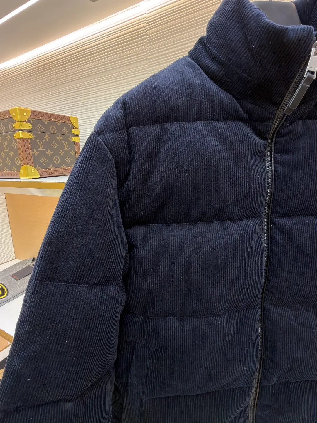 Burberry Corduroy Down Jacket ●Original version: Purchased and developed by 9591 ●Item No.: 1682088-D60 ●Fabric: White duck down fabric ●Technology: Mechanically filled with down ●Color: Navy blue ●Version: Fitted version ●Weight: about 1415g ●Size: S-M-L-XL ●Description: Filled with 90 white duck down fully and evenly, with a weight of 300g, ensuring good warmth. The seams are hemmed to prevent down from leaking out and increase the durability of the garment. The corduroy strips need to be aligned at the splicing point to maintain the coordination of the overall appearance. Corduroy is a pain point in production. The resulting fabric light difference, smoothing difference and loss are very large. There is no need to worry about color difference when the fabric is custom-woven and dyed. There is no doubt about the drape after the fabric density is in place. The overall wiring is straight and delicate, the fabric is comfortable and soft, and the color is consistent without color difference. It can be matched with the same style to create a fashionable look and control various occasions. Customized accessories, complete with three standards, same style for men and women!