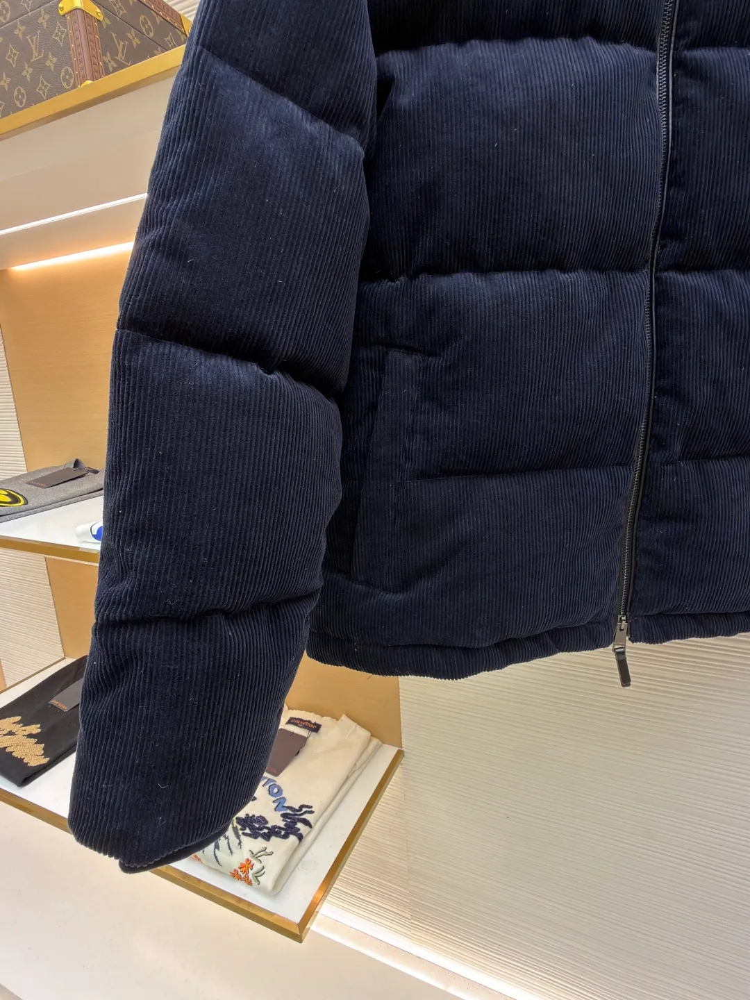 Burberry Corduroy Down Jacket ●Original version: Purchased and developed by 9591 ●Item No.: 1682088-D60 ●Fabric: White duck down fabric ●Technology: Mechanically filled with down ●Color: Navy blue ●Version: Fitted version ●Weight: about 1415g ●Size: S-M-L-XL ●Description: Filled with 90 white duck down fully and evenly, with a weight of 300g, ensuring good warmth. The seams are hemmed to prevent down from leaking out and increase the durability of the garment. The corduroy strips need to be aligned at the splicing point to maintain the coordination of the overall appearance. Corduroy is a pain point in production. The resulting fabric light difference, smoothing difference and loss are very large. There is no need to worry about color difference when the fabric is custom-woven and dyed. There is no doubt about the drape after the fabric density is in place. The overall wiring is straight and delicate, the fabric is comfortable and soft, and the color is consistent without color difference. It can be matched with the same style to create a fashionable look and control various occasions. Customized accessories, complete with three standards, same style for men and women!