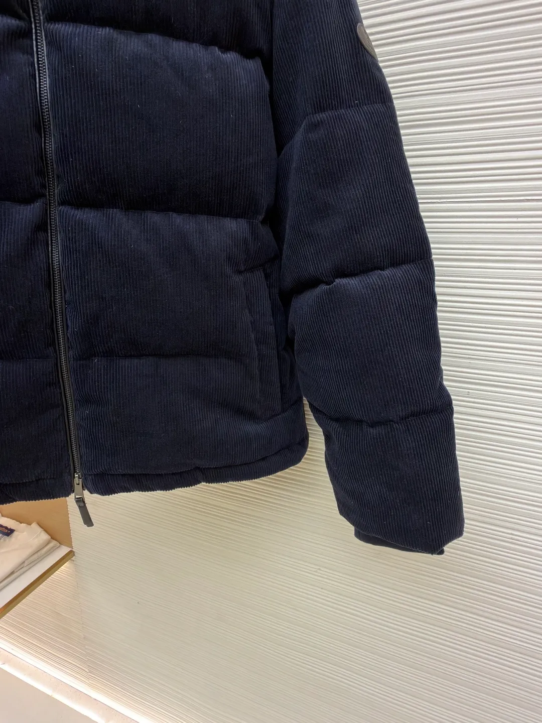 Burberry Corduroy Down Jacket ●Original version: Purchased and developed by 9591 ●Item No.: 1682088-D60 ●Fabric: White duck down fabric ●Technology: Mechanically filled with down ●Color: Navy blue ●Version: Fitted version ●Weight: about 1415g ●Size: S-M-L-XL ●Description: Filled with 90 white duck down fully and evenly, with a weight of 300g, ensuring good warmth. The seams are hemmed to prevent down from leaking out and increase the durability of the garment. The corduroy strips need to be aligned at the splicing point to maintain the coordination of the overall appearance. Corduroy is a pain point in production. The resulting fabric light difference, smoothing difference and loss are very large. There is no need to worry about color difference when the fabric is custom-woven and dyed. There is no doubt about the drape after the fabric density is in place. The overall wiring is straight and delicate, the fabric is comfortable and soft, and the color is consistent without color difference. It can be matched with the same style to create a fashionable look and control various occasions. Customized accessories, complete with three standards, same style for men and women!