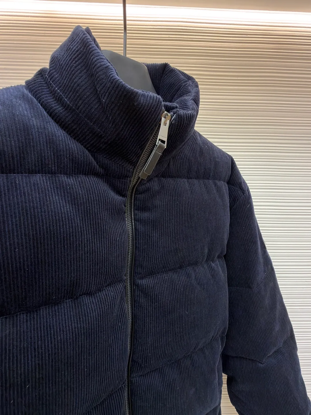 Burberry Corduroy Down Jacket ●Original version: Purchased and developed by 9591 ●Item No.: 1682088-D60 ●Fabric: White duck down fabric ●Technology: Mechanically filled with down ●Color: Navy blue ●Version: Fitted version ●Weight: about 1415g ●Size: S-M-L-XL ●Description: Filled with 90 white duck down fully and evenly, with a weight of 300g, ensuring good warmth. The seams are hemmed to prevent down from leaking out and increase the durability of the garment. The corduroy strips need to be aligned at the splicing point to maintain the coordination of the overall appearance. Corduroy is a pain point in production. The resulting fabric light difference, smoothing difference and loss are very large. There is no need to worry about color difference when the fabric is custom-woven and dyed. There is no doubt about the drape after the fabric density is in place. The overall wiring is straight and delicate, the fabric is comfortable and soft, and the color is consistent without color difference. It can be matched with the same style to create a fashionable look and control various occasions. Customized accessories, complete with three standards, same style for men and women!