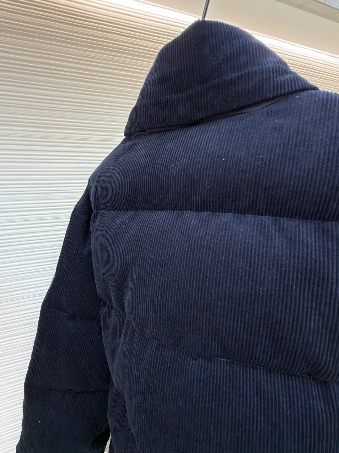 Burberry Corduroy Down Jacket ●Original version: Purchased and developed by 9591 ●Item No.: 1682088-D60 ●Fabric: White duck down fabric ●Technology: Mechanically filled with down ●Color: Navy blue ●Version: Fitted version ●Weight: about 1415g ●Size: S-M-L-XL ●Description: Filled with 90 white duck down fully and evenly, with a weight of 300g, ensuring good warmth. The seams are hemmed to prevent down from leaking out and increase the durability of the garment. The corduroy strips need to be aligned at the splicing point to maintain the coordination of the overall appearance. Corduroy is a pain point in production. The resulting fabric light difference, smoothing difference and loss are very large. There is no need to worry about color difference when the fabric is custom-woven and dyed. There is no doubt about the drape after the fabric density is in place. The overall wiring is straight and delicate, the fabric is comfortable and soft, and the color is consistent without color difference. It can be matched with the same style to create a fashionable look and control various occasions. Customized accessories, complete with three standards, same style for men and women!