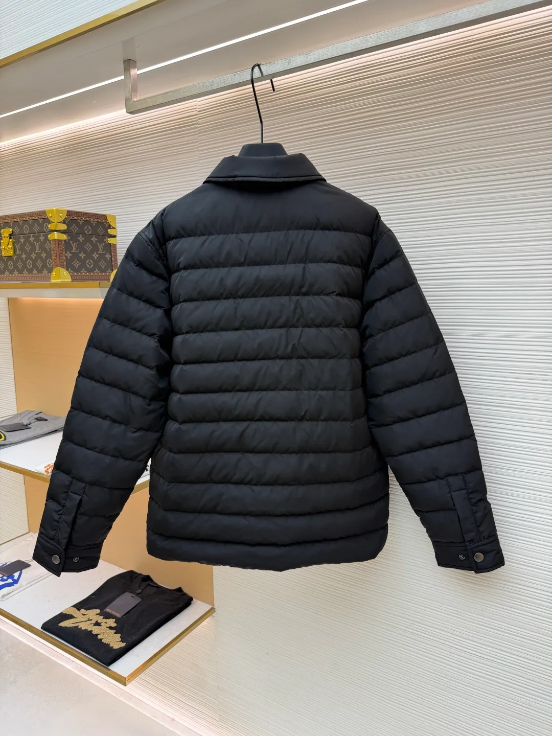 Burberry light leather label down jacket ●Original version: purchased and developed by 6125 ●Item number: 1681878-C95 ●Fabric: white duck down fabric ●Technology: mechanical down filling ●Color: black ●Version: fitted version ●Weight: about 790 grams ●Size: S-M-L-XL ●Description: High-density nylon taffeta: Made of 100D nylon fabric, density ≥230T, durable Slightly calendered (showing low-key luster), and fluorine-free waterproof coating (DWR) to ensure water repellency while maintaining breathability (refer to the slightly wrinkled texture and stiffness of the fabric in the picture) Anti-velvet gallbladder: Use high-density polyester gallbladder cloth (such as gallbladder silk spinning) above 300T to ensure that the down does not rip through velvet, and is light and thin without affecting the fluffiness. Filling 900-fill white duck down (85%-90% down content) ensures a full three-dimensional effect but not too bloated. It uses YKK brand No. 5 nylon zipper (matte dark gray/black, close to the fabric). The zipper teeth are fine-toothed and flat-toothed. The puller is simple and square. The brand logo is etched on the surface. The outside of the zipper needs to be seamed. 1.5cm wide windproof placket made of the same color fabric (double-layered, with thin cotton strips sandwiched inside to increase stiffness). The cuffs are fake two-piece design (the outer layer is folded cuffs, and the inner layer is ribbed). The outer cuffs are equipped with 2 metal buttons (diameter 12mm, the same series as the pocket snaps), with a spacing of 3cm. The buttonholes are hand-made keyholes (double-line seaming, precise aperture). They are made of first-layer calfskin (thickness 0.8-mm). The leather surface is matte aniline dyed and the edges are warped. Oil edge treatment (thickness 0.3mm, round and smooth, color consistent with leather label). The brand pattern (knight logo + text) on the surface of the leather label adopts embossing + hot stamping/silvering technology. The overall wiring is straight and delicate, the fabric is comfortable and soft, and the color is consistent without color difference. It can be matched with the same style to create a fashionable look and control various occasions. Customized accessories, complete with three labels, same style for men and women!