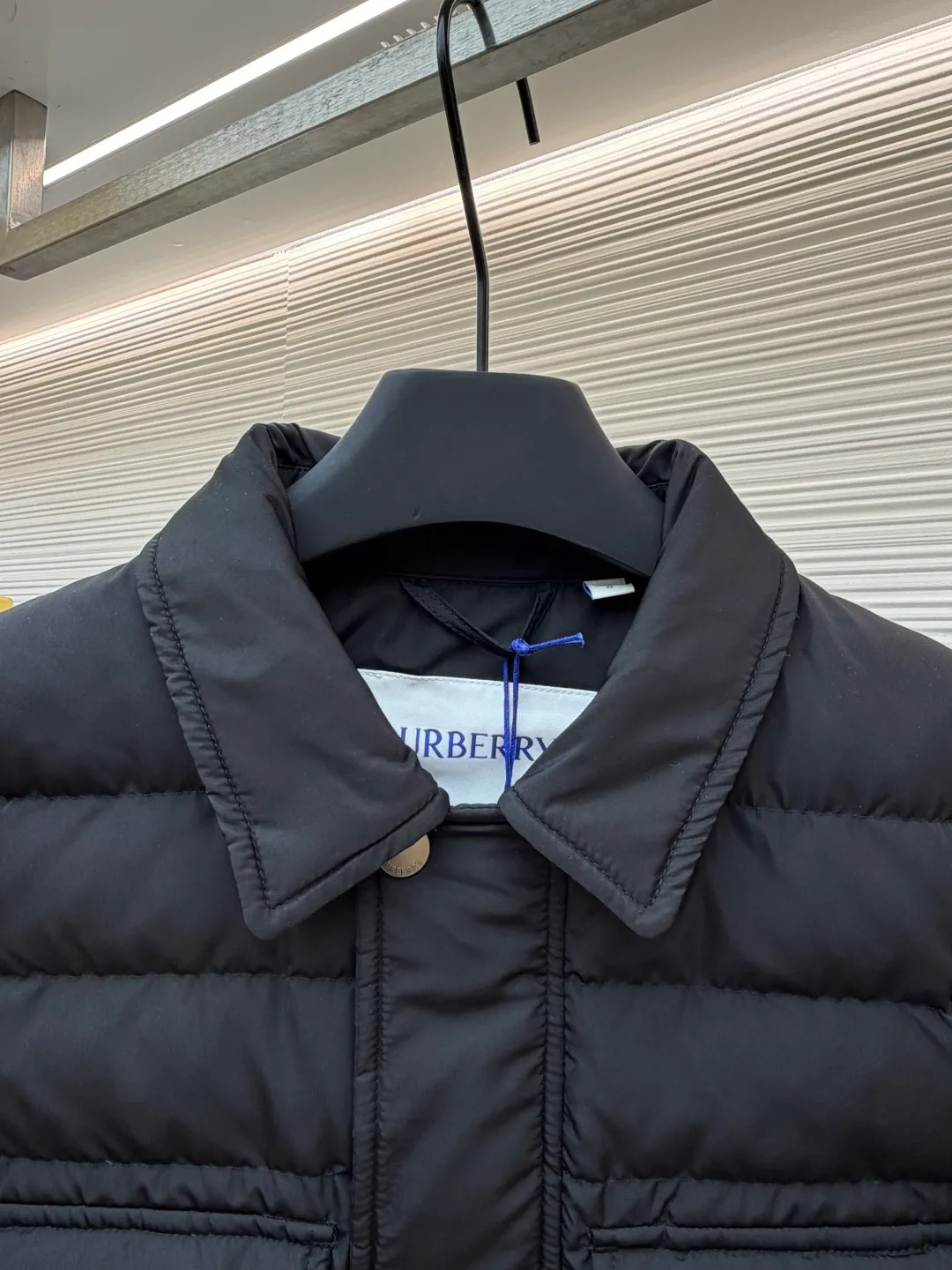 Burberry light leather label down jacket ●Original version: purchased and developed by 6125 ●Item number: 1681878-C95 ●Fabric: white duck down fabric ●Technology: mechanical down filling ●Color: black ●Version: fitted version ●Weight: about 790 grams ●Size: S-M-L-XL ●Description: High-density nylon taffeta: Made of 100D nylon fabric, density ≥230T, durable Slightly calendered (showing low-key luster), and fluorine-free waterproof coating (DWR) to ensure water repellency while maintaining breathability (refer to the slightly wrinkled texture and stiffness of the fabric in the picture) Anti-velvet gallbladder: Use high-density polyester gallbladder cloth (such as gallbladder silk spinning) above 300T to ensure that the down does not rip through velvet, and is light and thin without affecting the fluffiness. Filling 900-fill white duck down (85%-90% down content) ensures a full three-dimensional effect but not too bloated. It uses YKK brand No. 5 nylon zipper (matte dark gray/black, close to the fabric). The zipper teeth are fine-toothed and flat-toothed. The puller is simple and square. The brand logo is etched on the surface. The outside of the zipper needs to be seamed. 1.5cm wide windproof placket made of the same color fabric (double-layered, with thin cotton strips sandwiched inside to increase stiffness). The cuffs are fake two-piece design (the outer layer is folded cuffs, and the inner layer is ribbed). The outer cuffs are equipped with 2 metal buttons (diameter 12mm, the same series as the pocket snaps), with a spacing of 3cm. The buttonholes are hand-made keyholes (double-line seaming, precise aperture). They are made of first-layer calfskin (thickness 0.8-mm). The leather surface is matte aniline dyed and the edges are warped. Oil edge treatment (thickness 0.3mm, round and smooth, color consistent with leather label). The brand pattern (knight logo + text) on the surface of the leather label adopts embossing + hot stamping/silvering technology. The overall wiring is straight and delicate, the fabric is comfortable and soft, and the color is consistent without color difference. It can be matched with the same style to create a fashionable look and control various occasions. Customized accessories, complete with three labels, same style for men and women!