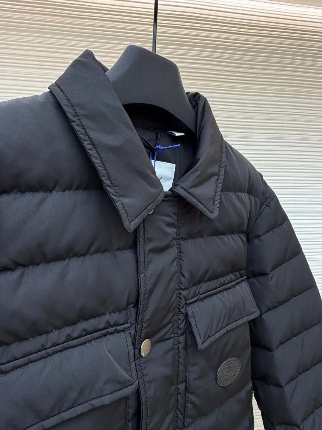Burberry light leather label down jacket ●Original version: purchased and developed by 6125 ●Item number: 1681878-C95 ●Fabric: white duck down fabric ●Technology: mechanical down filling ●Color: black ●Version: fitted version ●Weight: about 790 grams ●Size: S-M-L-XL ●Description: High-density nylon taffeta: Made of 100D nylon fabric, density ≥230T, durable Slightly calendered (showing low-key luster), and fluorine-free waterproof coating (DWR) to ensure water repellency while maintaining breathability (refer to the slightly wrinkled texture and stiffness of the fabric in the picture) Anti-velvet gallbladder: Use high-density polyester gallbladder cloth (such as gallbladder silk spinning) above 300T to ensure that the down does not rip through velvet, and is light and thin without affecting the fluffiness. Filling 900-fill white duck down (85%-90% down content) ensures a full three-dimensional effect but not too bloated. It uses YKK brand No. 5 nylon zipper (matte dark gray/black, close to the fabric). The zipper teeth are fine-toothed and flat-toothed. The puller is simple and square. The brand logo is etched on the surface. The outside of the zipper needs to be seamed. 1.5cm wide windproof placket made of the same color fabric (double-layered, with thin cotton strips sandwiched inside to increase stiffness). The cuffs are fake two-piece design (the outer layer is folded cuffs, and the inner layer is ribbed). The outer cuffs are equipped with 2 metal buttons (diameter 12mm, the same series as the pocket snaps), with a spacing of 3cm. The buttonholes are hand-made keyholes (double-line seaming, precise aperture). They are made of first-layer calfskin (thickness 0.8-mm). The leather surface is matte aniline dyed and the edges are warped. Oil edge treatment (thickness 0.3mm, round and smooth, color consistent with leather label). The brand pattern (knight logo + text) on the surface of the leather label adopts embossing + hot stamping/silvering technology. The overall wiring is straight and delicate, the fabric is comfortable and soft, and the color is consistent without color difference. It can be matched with the same style to create a fashionable look and control various occasions. Customized accessories, complete with three labels, same style for men and women!