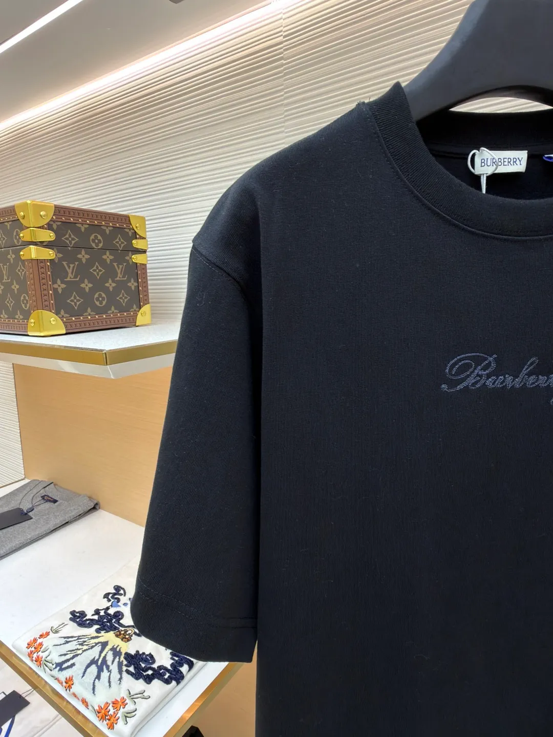 Burberry Plaid Back Letter Embroidered Round Neck Short Sleeve ●Original: Purchased and developed by 4984 ●Item No.: 1681563-A10 ●Material: pure cotton fabric ●Technology: embroidery production ●Color: black ●Version: fitted version ●Weight: about 380g ●Size: XS-S-M-L ●Description: Made of 15S fine cotton plain weave, white/230g, black/310g; matching 32S double yarn tension frame thread, 300g. Made of pure cotton plain woven fabric, this weave has a tight structure, giving the fabric a crisp texture and excellent durability, while retaining the natural breathability and skin-friendly properties of cotton. The plain woven fabric is not easy to deform, avoids being too loose and casual, and provides a neater silhouette. The chest and back are embellished with letter logo embroidery, forming a visual rhythm that echoes the front and back, both presented through chain stitch embroidery technology. These logos also use high-precision embroidery technology to ensure clear edges, strong and durable. Unique embroidery technique, its stitches are interlocking like a chain, making it more three-dimensional, softer to the touch, and has a unique texture and luster. Presenting the classic plaid pattern with this process is an innovative deconstruction of the traditional elements of the brand. It transforms the original flat pattern into a three-dimensional texture with handicraft warmth, which greatly enhances the sophistication and value of the design. The overall wiring is straight and delicate, the fabric is comfortable and soft, and the color is consistent without color difference. It can be matched with the same style to create a fashionable look and control various occasions. Customized accessories, complete with three standards, same style for men and women!