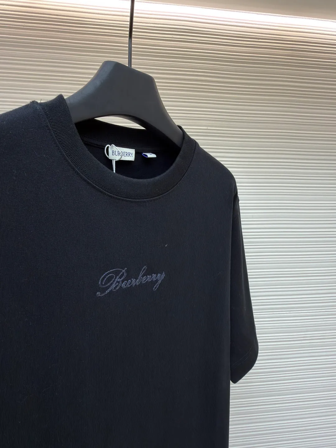 Burberry Plaid Back Letter Embroidered Round Neck Short Sleeve ●Original: Purchased and developed by 4984 ●Item No.: 1681563-A10 ●Material: pure cotton fabric ●Technology: embroidery production ●Color: black ●Version: fitted version ●Weight: about 380g ●Size: XS-S-M-L ●Description: Made of 15S fine cotton plain weave, white/230g, black/310g; matching 32S double yarn tension frame thread, 300g. Made of pure cotton plain woven fabric, this weave has a tight structure, giving the fabric a crisp texture and excellent durability, while retaining the natural breathability and skin-friendly properties of cotton. The plain woven fabric is not easy to deform, avoids being too loose and casual, and provides a neater silhouette. The chest and back are embellished with letter logo embroidery, forming a visual rhythm that echoes the front and back, both presented through chain stitch embroidery technology. These logos also use high-precision embroidery technology to ensure clear edges, strong and durable. Unique embroidery technique, its stitches are interlocking like a chain, making it more three-dimensional, softer to the touch, and has a unique texture and luster. Presenting the classic plaid pattern with this process is an innovative deconstruction of the traditional elements of the brand. It transforms the original flat pattern into a three-dimensional texture with handicraft warmth, which greatly enhances the sophistication and value of the design. The overall wiring is straight and delicate, the fabric is comfortable and soft, and the color is consistent without color difference. It can be matched with the same style to create a fashionable look and control various occasions. Customized accessories, complete with three standards, same style for men and women!