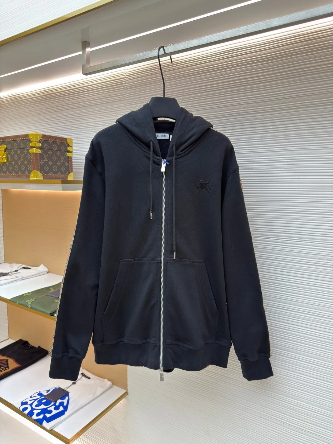 BURBERRY webbing trim embroidered hooded sweatshirt ●Authentic product: purchased and developed by 3610 ●Item number: 1680519-B50 ●Fabric: single-sided fish scale fabric ●Technology: selvedge production ●Version: fitted version ●Weight: about 950 grams ●Size: S-M-L-XL ●Description: Made of cotton as the main body, fed with 6% polyester fiber and 2% elastic fiber blend. Cotton fiber is naturally skin-friendly, soft, and highly absorbent. Its structural properties preserve the breathability of the fabric and reduce stuffiness. The addition of a small amount of elastic fiber and polyester fiber significantly improves the stretch and resilience of the fabric, while also enhancing wrinkle resistance and shape retention, and reducing shrinkage. Plaid lines form a looming relief effect through the changes in yarn color and weave, which are smooth to the touch but rich in visual layers. The jacquard process weaves the pattern into the bone, making it resistant to fading and wear and tear after repeated washing. Precise cutting and positioning cutting machine: Use positioning cutting machine equipment to accurately cut fabrics, and improve the overall quality through optical positioning and mechanical positioning. Ensure that every product meets the high standards of alignment and alignment. The overall wiring is straight and delicate, the fabric is comfortable and soft, and the color is consistent without color difference. It can be matched with the same style to create a fashionable look and control various occasions. Customized accessories, complete with three standards, same style for men and women!