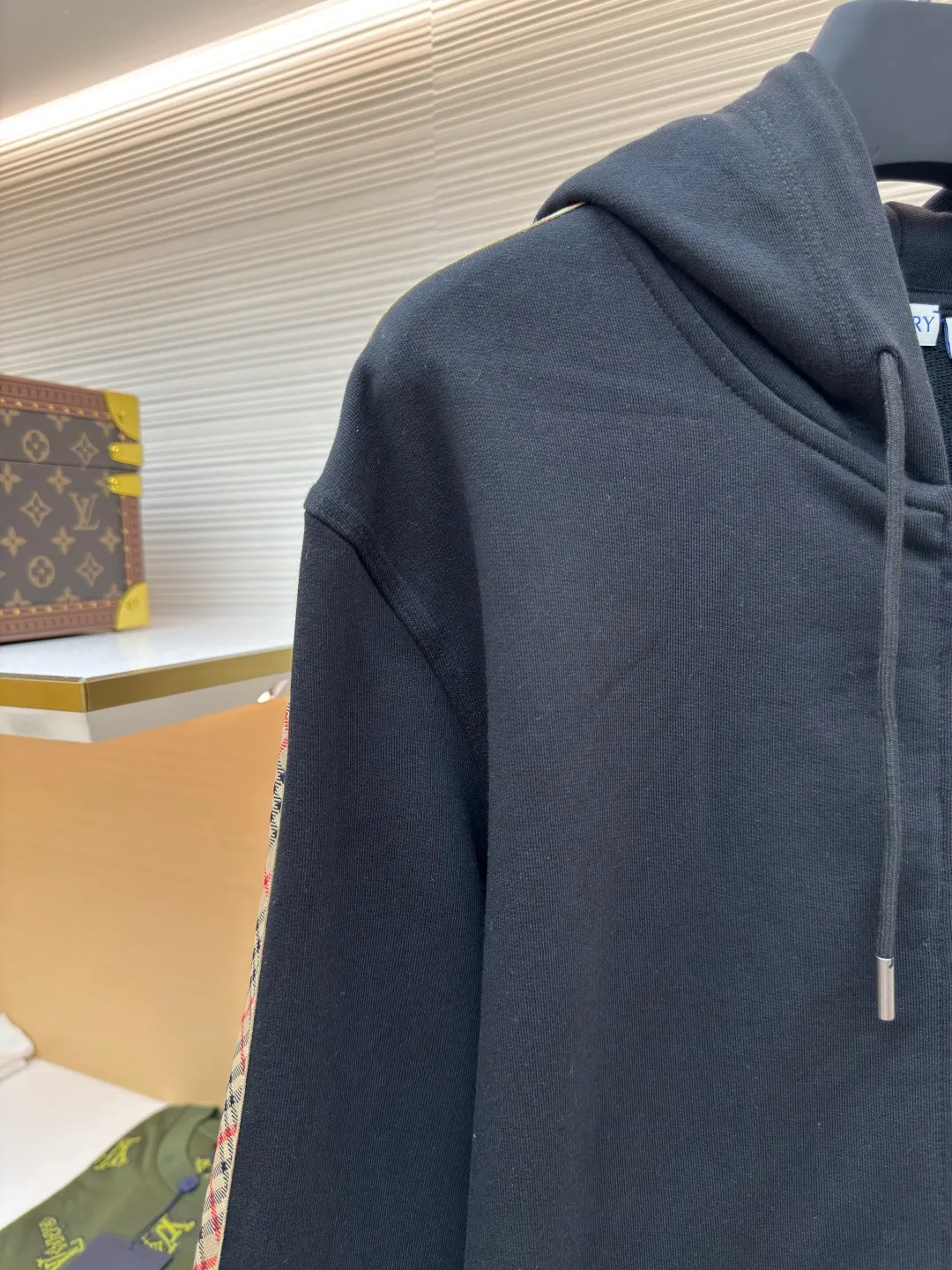 BURBERRY webbing trim embroidered hooded sweatshirt ●Authentic product: purchased and developed by 3610 ●Item number: 1680519-B50 ●Fabric: single-sided fish scale fabric ●Technology: selvedge production ●Version: fitted version ●Weight: about 950 grams ●Size: S-M-L-XL ●Description: Made of cotton as the main body, fed with 6% polyester fiber and 2% elastic fiber blend. Cotton fiber is naturally skin-friendly, soft, and highly absorbent. Its structural properties preserve the breathability of the fabric and reduce stuffiness. The addition of a small amount of elastic fiber and polyester fiber significantly improves the stretch and resilience of the fabric, while also enhancing wrinkle resistance and shape retention, and reducing shrinkage. Plaid lines form a looming relief effect through the changes in yarn color and weave, which are smooth to the touch but rich in visual layers. The jacquard process weaves the pattern into the bone, making it resistant to fading and wear and tear after repeated washing. Precise cutting and positioning cutting machine: Use positioning cutting machine equipment to accurately cut fabrics, and improve the overall quality through optical positioning and mechanical positioning. Ensure that every product meets the high standards of alignment and alignment. The overall wiring is straight and delicate, the fabric is comfortable and soft, and the color is consistent without color difference. It can be matched with the same style to create a fashionable look and control various occasions. Customized accessories, complete with three standards, same style for men and women!