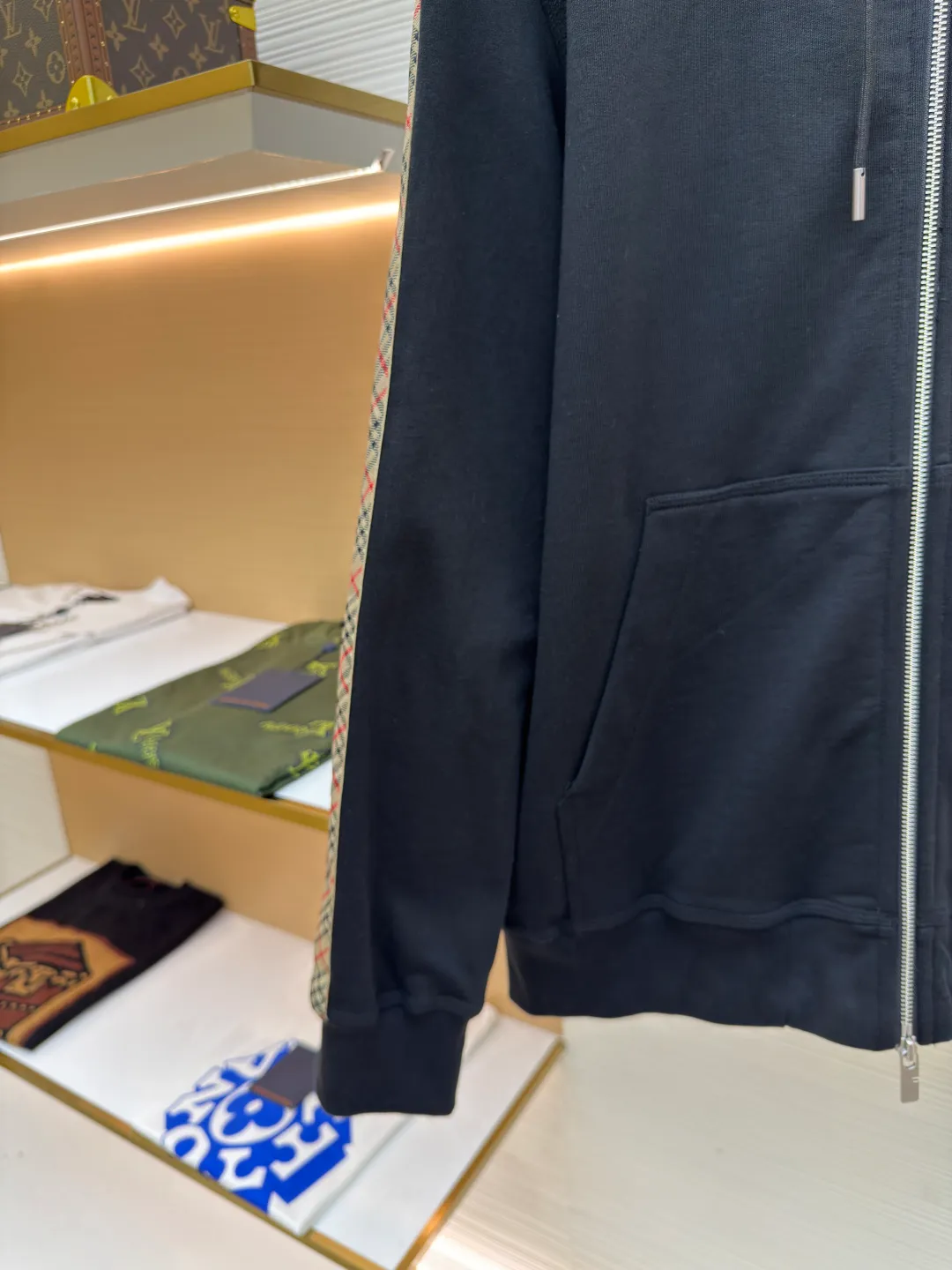 BURBERRY webbing trim embroidered hooded sweatshirt ●Authentic product: purchased and developed by 3610 ●Item number: 1680519-B50 ●Fabric: single-sided fish scale fabric ●Technology: selvedge production ●Version: fitted version ●Weight: about 950 grams ●Size: S-M-L-XL ●Description: Made of cotton as the main body, fed with 6% polyester fiber and 2% elastic fiber blend. Cotton fiber is naturally skin-friendly, soft, and highly absorbent. Its structural properties preserve the breathability of the fabric and reduce stuffiness. The addition of a small amount of elastic fiber and polyester fiber significantly improves the stretch and resilience of the fabric, while also enhancing wrinkle resistance and shape retention, and reducing shrinkage. Plaid lines form a looming relief effect through the changes in yarn color and weave, which are smooth to the touch but rich in visual layers. The jacquard process weaves the pattern into the bone, making it resistant to fading and wear and tear after repeated washing. Precise cutting and positioning cutting machine: Use positioning cutting machine equipment to accurately cut fabrics, and improve the overall quality through optical positioning and mechanical positioning. Ensure that every product meets the high standards of alignment and alignment. The overall wiring is straight and delicate, the fabric is comfortable and soft, and the color is consistent without color difference. It can be matched with the same style to create a fashionable look and control various occasions. Customized accessories, complete with three standards, same style for men and women!