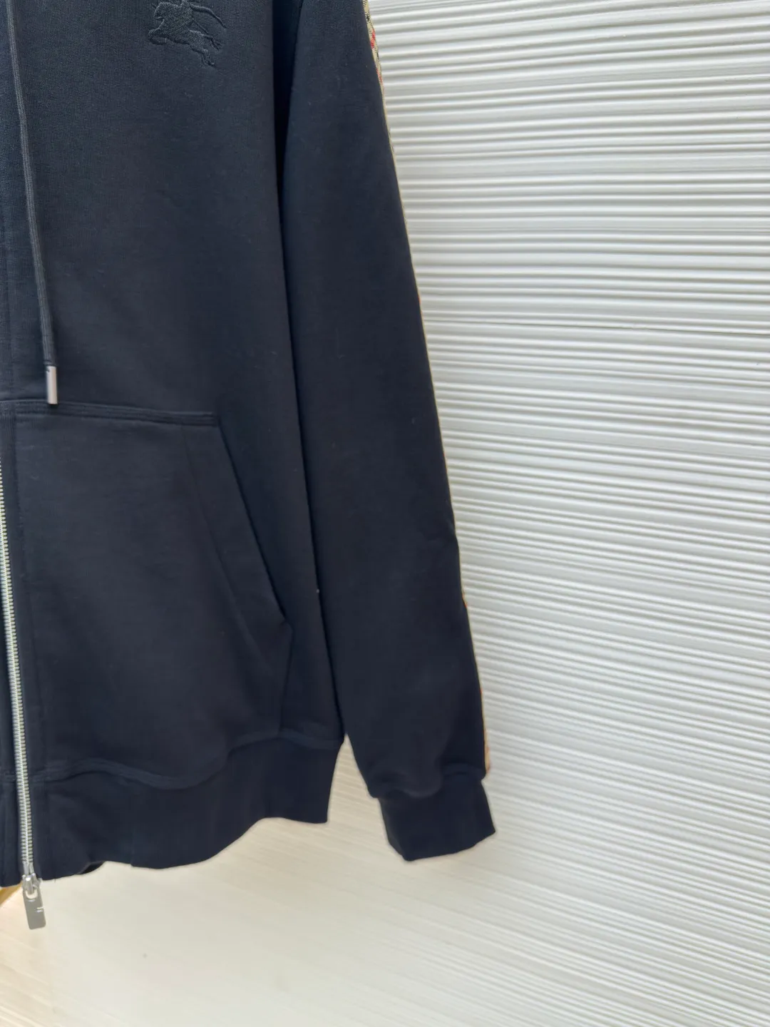 BURBERRY webbing trim embroidered hooded sweatshirt ●Authentic product: purchased and developed by 3610 ●Item number: 1680519-B50 ●Fabric: single-sided fish scale fabric ●Technology: selvedge production ●Version: fitted version ●Weight: about 950 grams ●Size: S-M-L-XL ●Description: Made of cotton as the main body, fed with 6% polyester fiber and 2% elastic fiber blend. Cotton fiber is naturally skin-friendly, soft, and highly absorbent. Its structural properties preserve the breathability of the fabric and reduce stuffiness. The addition of a small amount of elastic fiber and polyester fiber significantly improves the stretch and resilience of the fabric, while also enhancing wrinkle resistance and shape retention, and reducing shrinkage. Plaid lines form a looming relief effect through the changes in yarn color and weave, which are smooth to the touch but rich in visual layers. The jacquard process weaves the pattern into the bone, making it resistant to fading and wear and tear after repeated washing. Precise cutting and positioning cutting machine: Use positioning cutting machine equipment to accurately cut fabrics, and improve the overall quality through optical positioning and mechanical positioning. Ensure that every product meets the high standards of alignment and alignment. The overall wiring is straight and delicate, the fabric is comfortable and soft, and the color is consistent without color difference. It can be matched with the same style to create a fashionable look and control various occasions. Customized accessories, complete with three standards, same style for men and women!