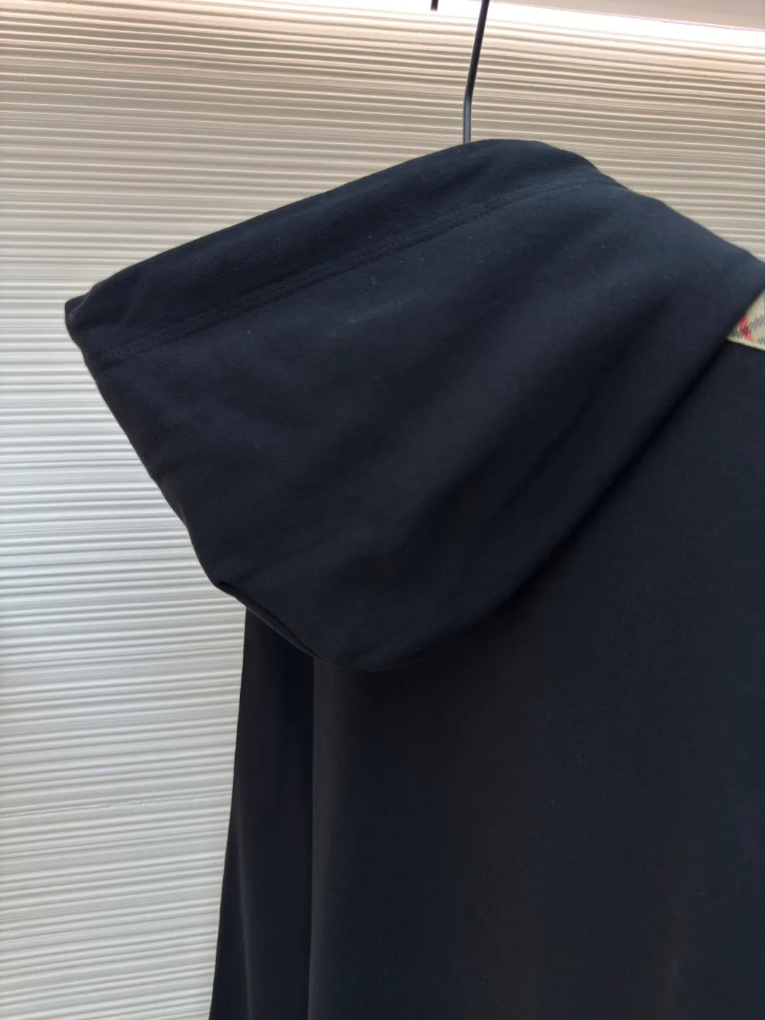 BURBERRY webbing trim embroidered hooded sweatshirt ●Authentic product: purchased and developed by 3610 ●Item number: 1680519-B50 ●Fabric: single-sided fish scale fabric ●Technology: selvedge production ●Version: fitted version ●Weight: about 950 grams ●Size: S-M-L-XL ●Description: Made of cotton as the main body, fed with 6% polyester fiber and 2% elastic fiber blend. Cotton fiber is naturally skin-friendly, soft, and highly absorbent. Its structural properties preserve the breathability of the fabric and reduce stuffiness. The addition of a small amount of elastic fiber and polyester fiber significantly improves the stretch and resilience of the fabric, while also enhancing wrinkle resistance and shape retention, and reducing shrinkage. Plaid lines form a looming relief effect through the changes in yarn color and weave, which are smooth to the touch but rich in visual layers. The jacquard process weaves the pattern into the bone, making it resistant to fading and wear and tear after repeated washing. Precise cutting and positioning cutting machine: Use positioning cutting machine equipment to accurately cut fabrics, and improve the overall quality through optical positioning and mechanical positioning. Ensure that every product meets the high standards of alignment and alignment. The overall wiring is straight and delicate, the fabric is comfortable and soft, and the color is consistent without color difference. It can be matched with the same style to create a fashionable look and control various occasions. Customized accessories, complete with three standards, same style for men and women!