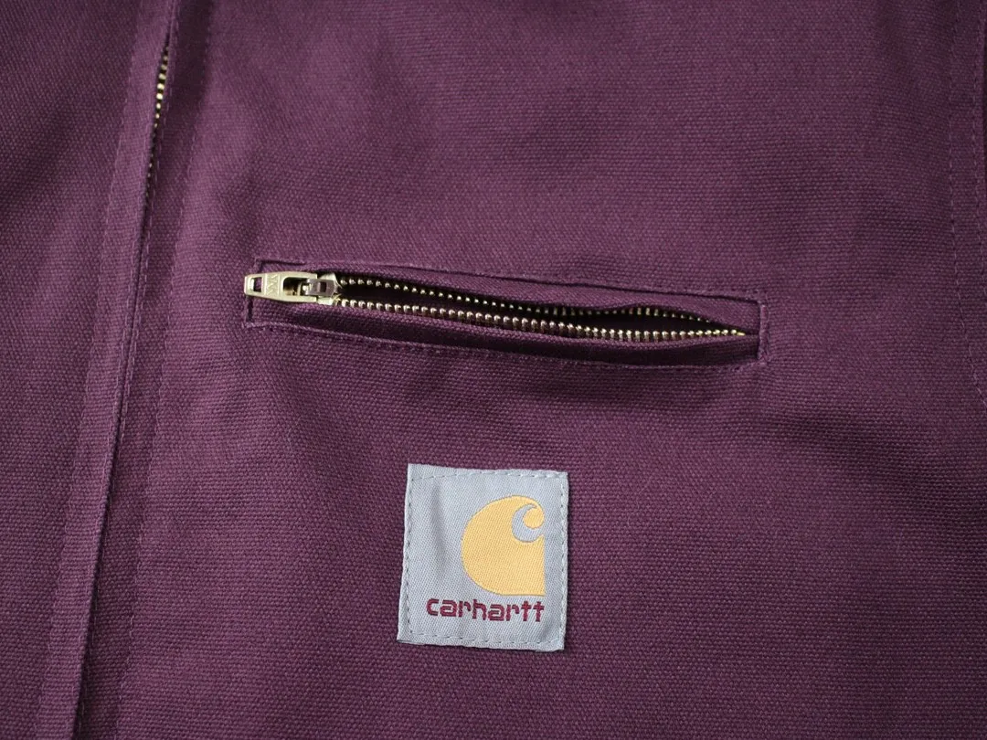 🅿️350 Carhartt Wip Carhartt classic Detroit zipper jacket couple casual workwear jacket 1️⃣The fabric is made of new environmentally friendly twill fabric. The light wash feels and the color will look better with time. It is a very high-quality fabric! 2️⃣The workmanship details are perfectly controlled, the classic logo is embroidered on the chest, the corduroy lapel highlights the unique style, the customized gold zipper, and the gold buttons all have logos that become more unique as they wear out with use! 3️⃣ Suitable for daily wear and can be worn in various styles. It is a very versatile jacket for men and women!  Color: black, yellow, purple Size: S, M, L, XL