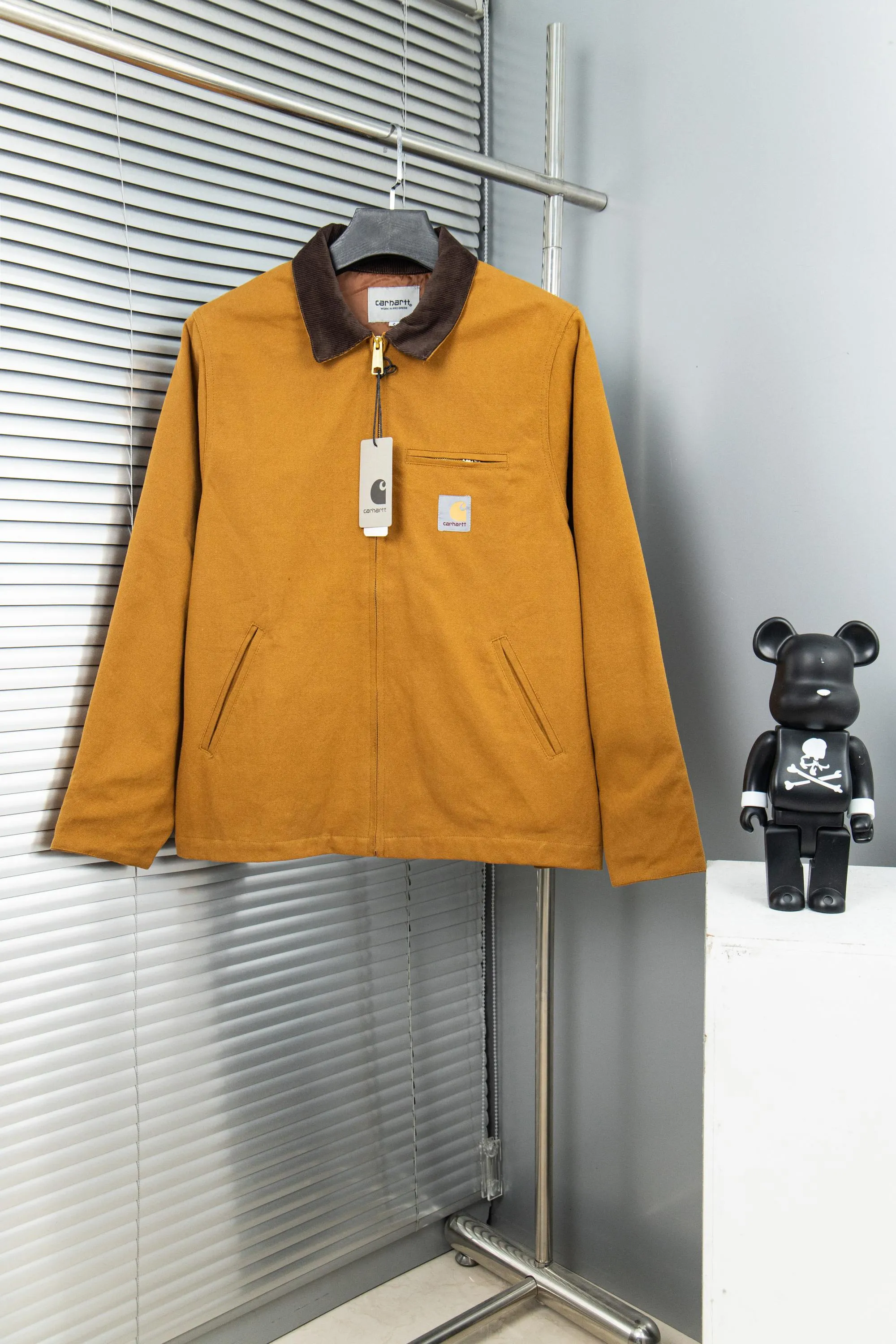 🅿️330 New: Style number: B123 Carhartt Wip Carhartt classic Detroit zipper jacket couple casual work jacket 1️⃣The fabric is made of new environmentally friendly twill fabric. The light wash feels and the color will look better with time. It is a very high-quality fabric!  2️⃣The workmanship details are perfectly controlled, the classic logo is embroidered on the chest, the corduroy lapel highlights the unique style, the customized gold zipper, and the gold buttons all have logos that become more unique as they wear out with use! 3️⃣ Suitable for daily wear and can be worn in various styles. It is a very versatile jacket for men and women! Color: black, yellow, purple Size: S, M, L, XL