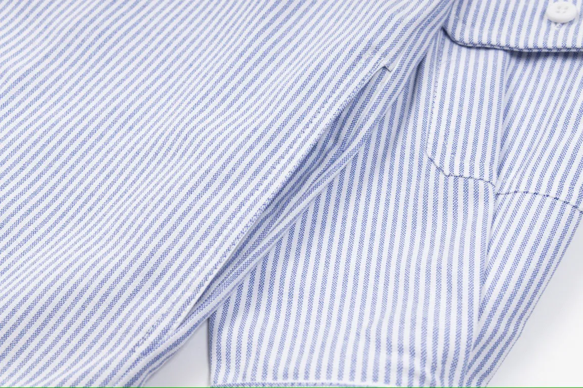 🅿️260 Carhart WIP ✖️ Invincible Carhart joint limited workwear striped shirt couple jacket 1️⃣ Made of thickened Oxford striped fabric, which is relatively thicker than ordinary shirt fabrics, and the workmanship details are perfectly controlled! The multi-pocket workwear design style can be worn perfectly with shirts and jackets! 2️⃣It is very youthful and energetic, and can be easily worn by both men and women. It is very in line with the fashion aesthetic concepts of today's young people! 3️⃣ A full set of customized accessories, complete with three standards, same style for men and women, a must-have for couples! Color: Striped Blue Sizes: S, M, L, XL