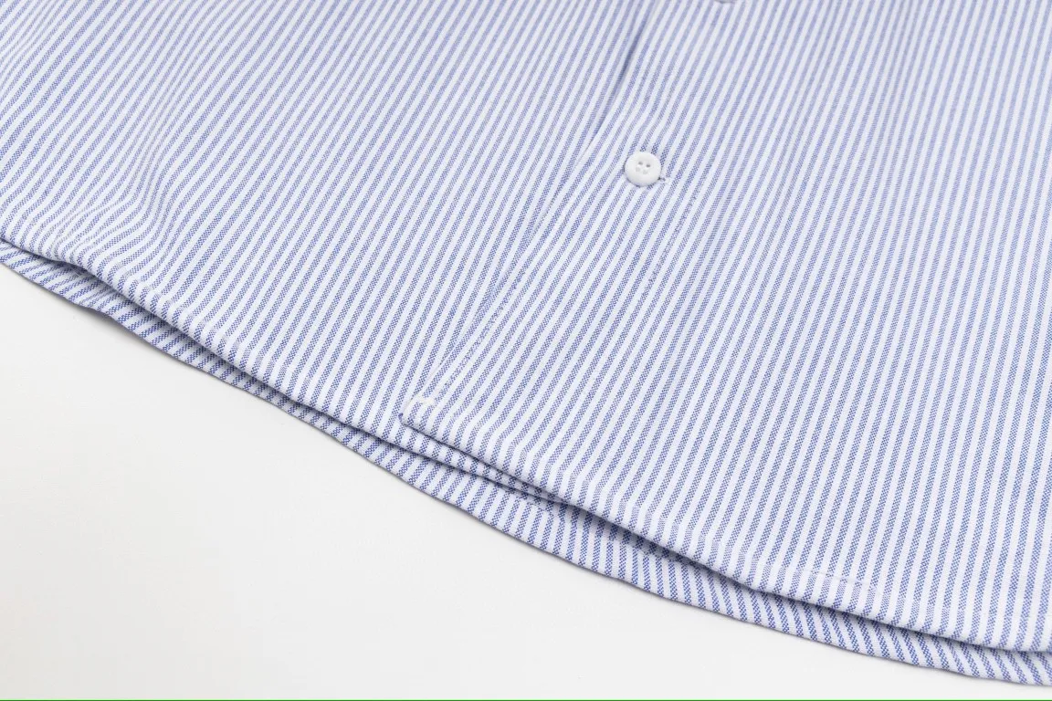 🅿️260 Carhart WIP ✖️ Invincible Carhart joint limited workwear striped shirt couple jacket 1️⃣ Made of thickened Oxford striped fabric, which is relatively thicker than ordinary shirt fabrics, and the workmanship details are perfectly controlled! The multi-pocket workwear design style can be worn perfectly with shirts and jackets! 2️⃣It is very youthful and energetic, and can be easily worn by both men and women. It is very in line with the fashion aesthetic concepts of today's young people! 3️⃣ A full set of customized accessories, complete with three standards, same style for men and women, a must-have for couples! Color: Striped Blue Sizes: S, M, L, XL