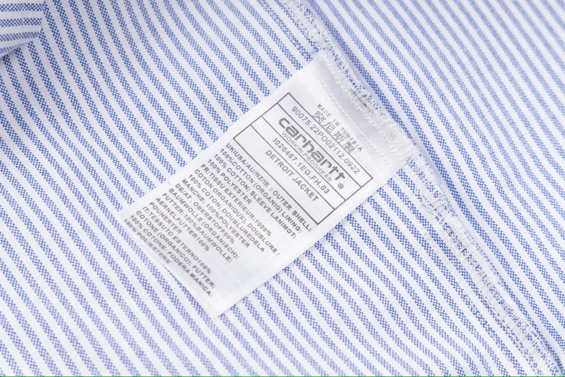 🅿️260 Carhart WIP ✖️ Invincible Carhart joint limited workwear striped shirt couple jacket 1️⃣ Made of thickened Oxford striped fabric, which is relatively thicker than ordinary shirt fabrics, and the workmanship details are perfectly controlled! The multi-pocket workwear design style can be worn perfectly with shirts and jackets! 2️⃣It is very youthful and energetic, and can be easily worn by both men and women. It is very in line with the fashion aesthetic concepts of today's young people! 3️⃣ A full set of customized accessories, complete with three standards, same style for men and women, a must-have for couples! Color: Striped Blue Sizes: S, M, L, XL