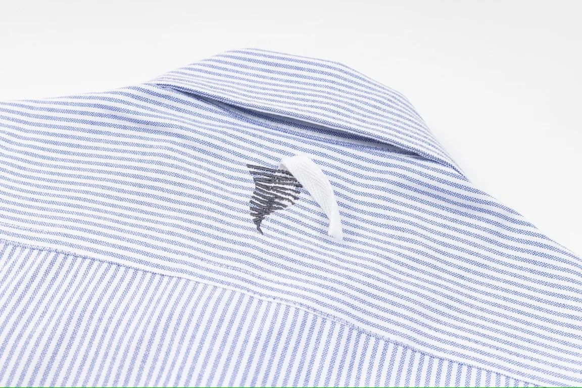 🅿️260 Carhart WIP ✖️ Invincible Carhart joint limited workwear striped shirt couple jacket 1️⃣ Made of thickened Oxford striped fabric, which is relatively thicker than ordinary shirt fabrics, and the workmanship details are perfectly controlled! The multi-pocket workwear design style can be worn perfectly with shirts and jackets! 2️⃣It is very youthful and energetic, and can be easily worn by both men and women. It is very in line with the fashion aesthetic concepts of today's young people! 3️⃣ A full set of customized accessories, complete with three standards, same style for men and women, a must-have for couples! Color: Striped Blue Sizes: S, M, L, XL